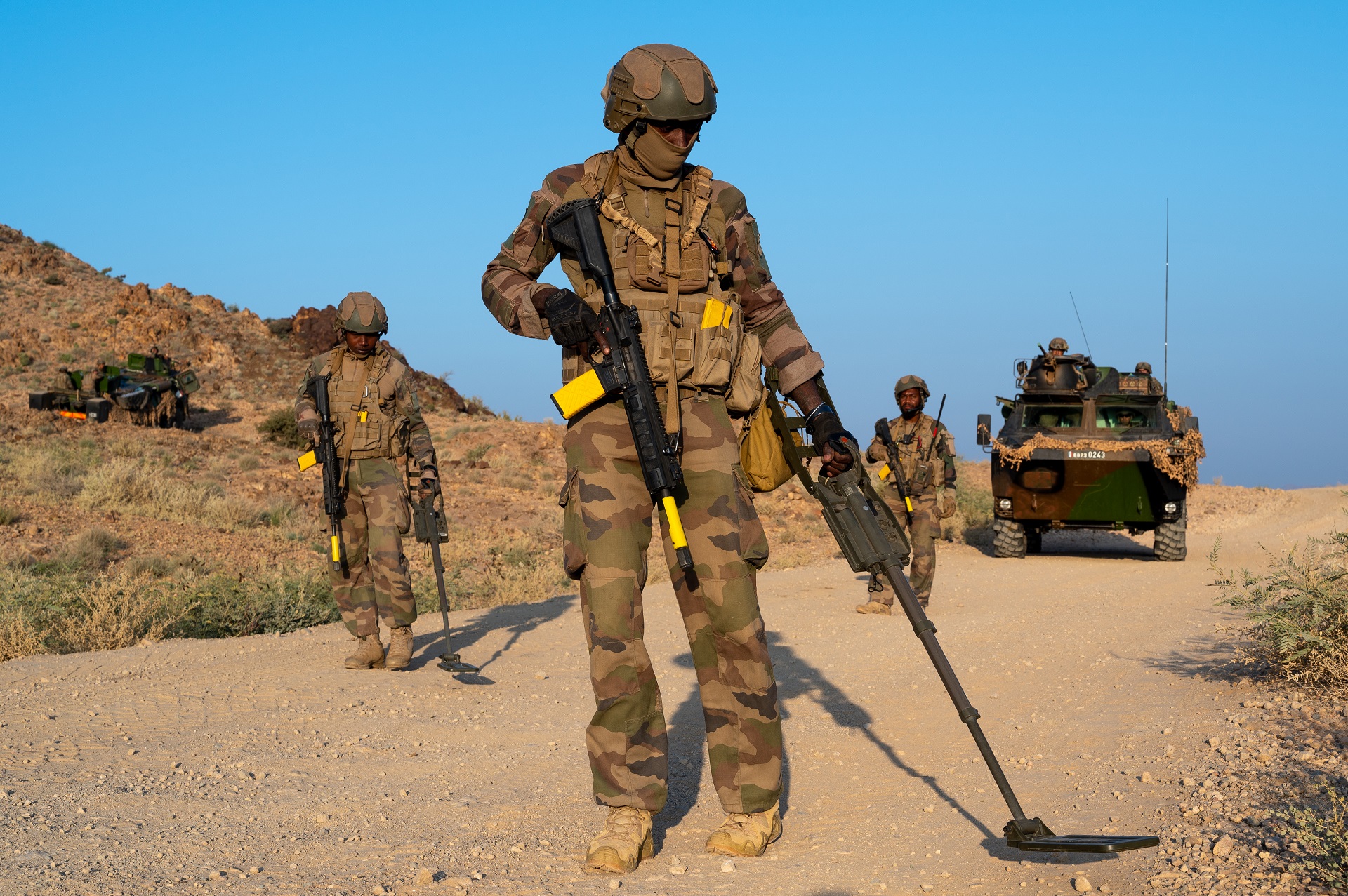 Déminage des axes empruntés par les convois motorisés dans le désert du Quaïd, Djibouti.