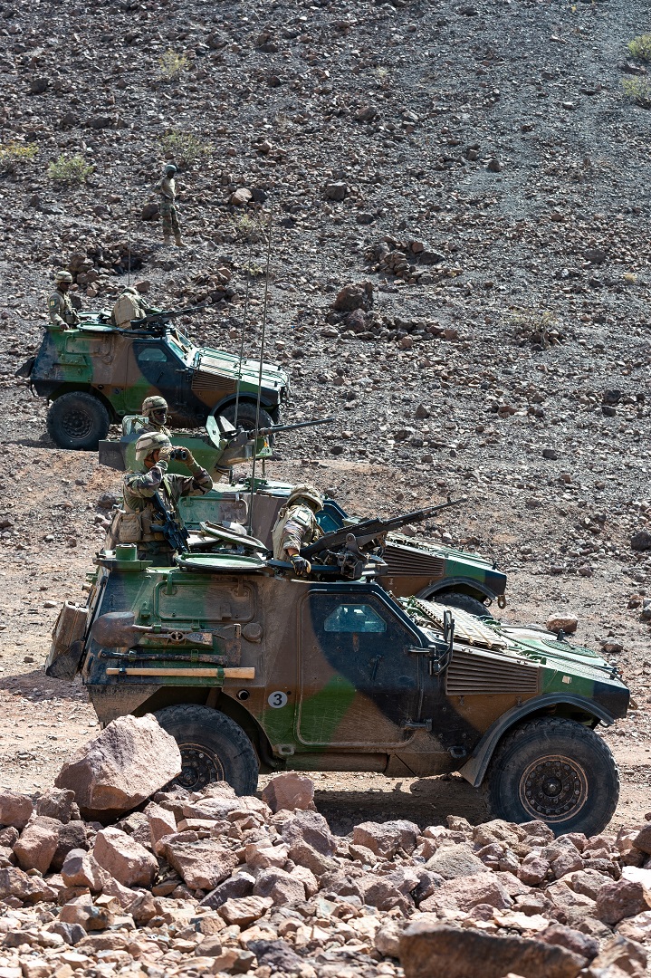 Un peloton de reconnaissance et d'intervention manouvrent dans le col de Rakoubiel.