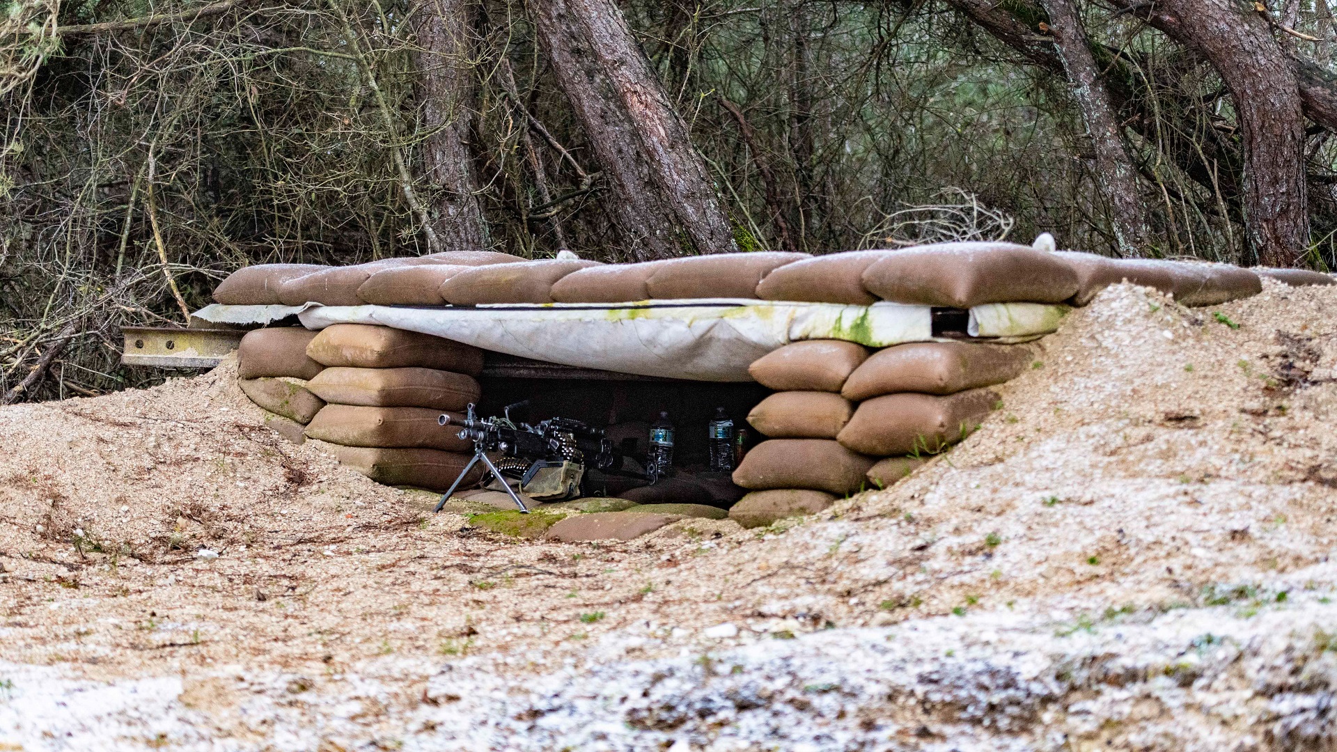 La tranchée de combat comprend des abris ensevelis invisibles pour l'oeil ennemi. 