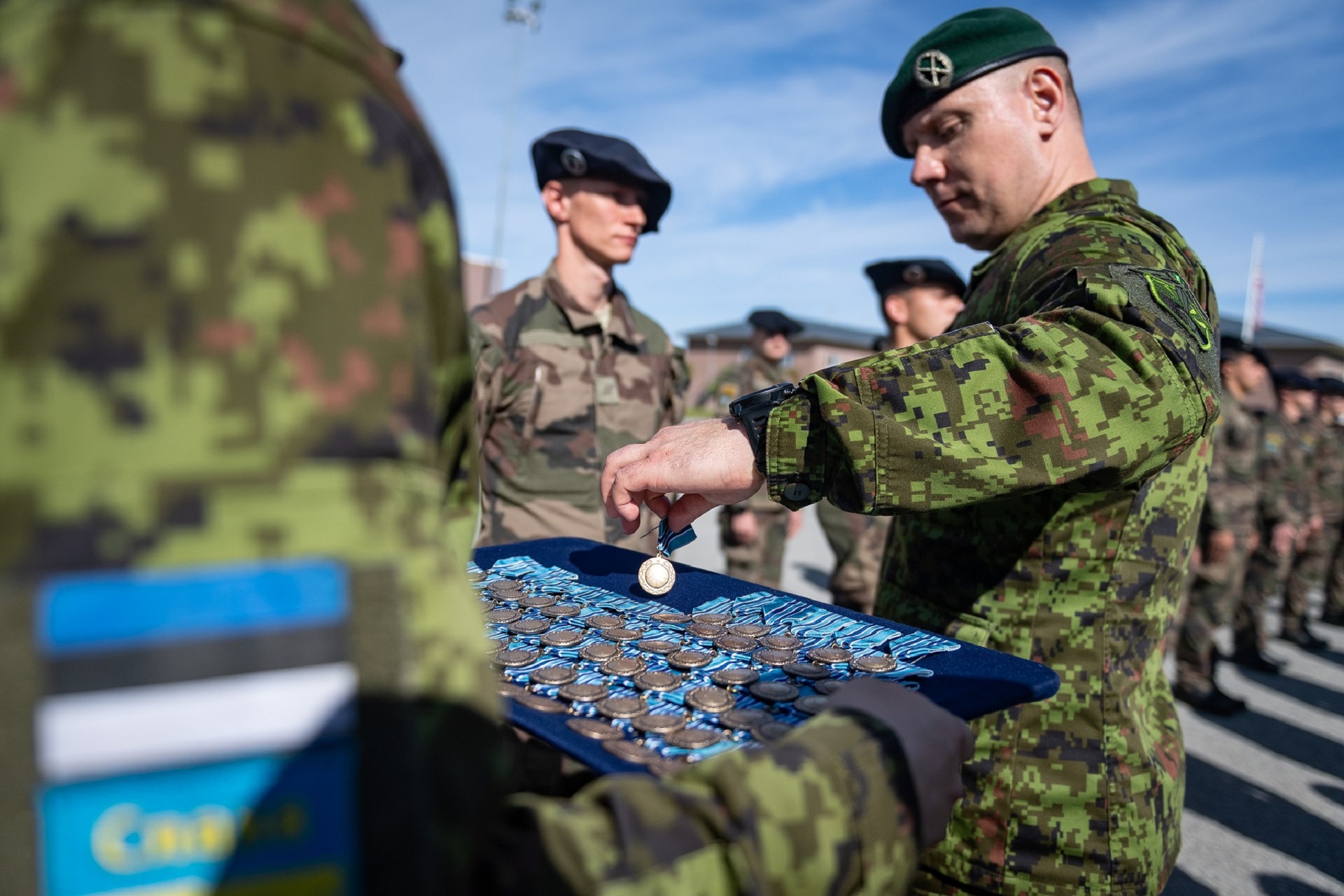 Les militaires français de la mission Lynx reçoivent la médaille commémorative estonienne. 