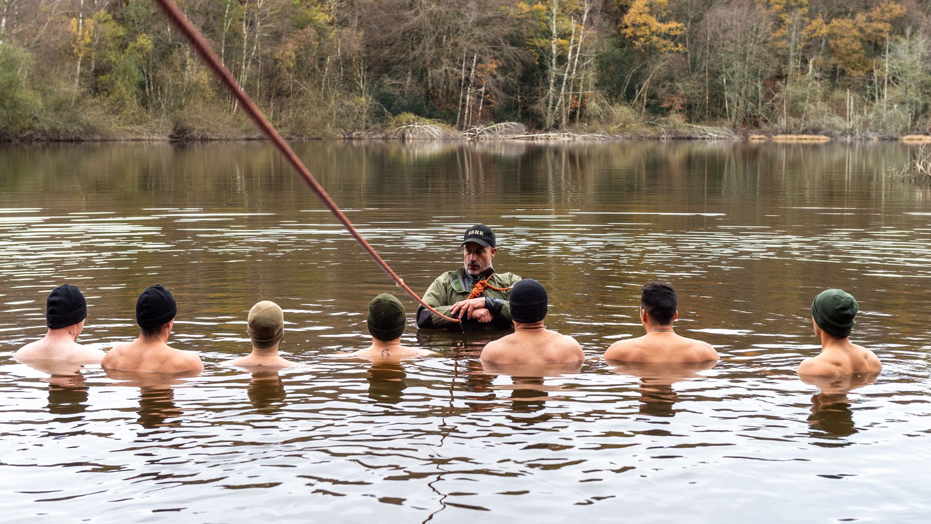 Guidés par l'instructeur les stagiaires plongent dans l'eau glaciale. 