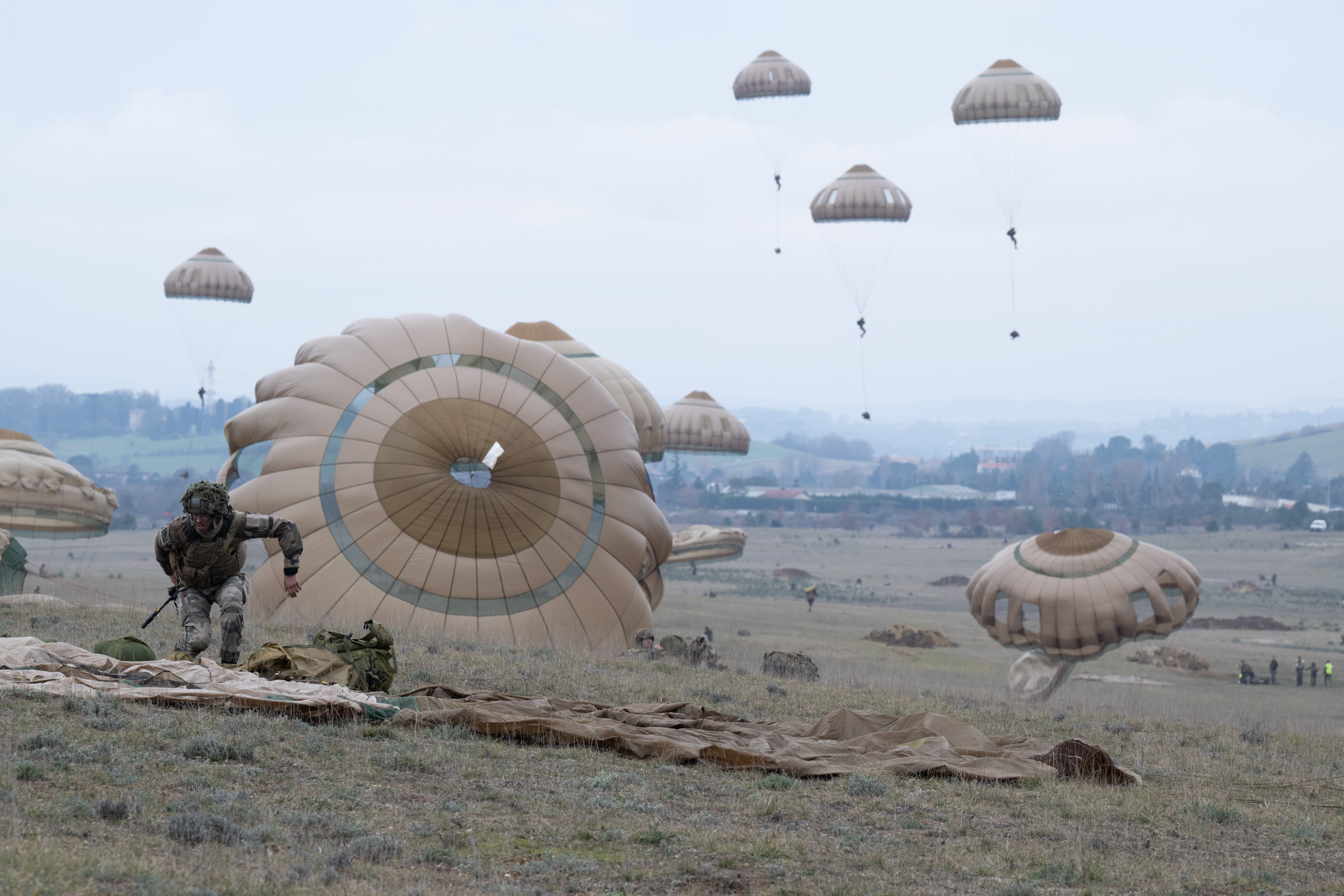 Malgré un ciel couvert, le plafond est suffisamment haut pour parachuter les militaires et le matériel. 