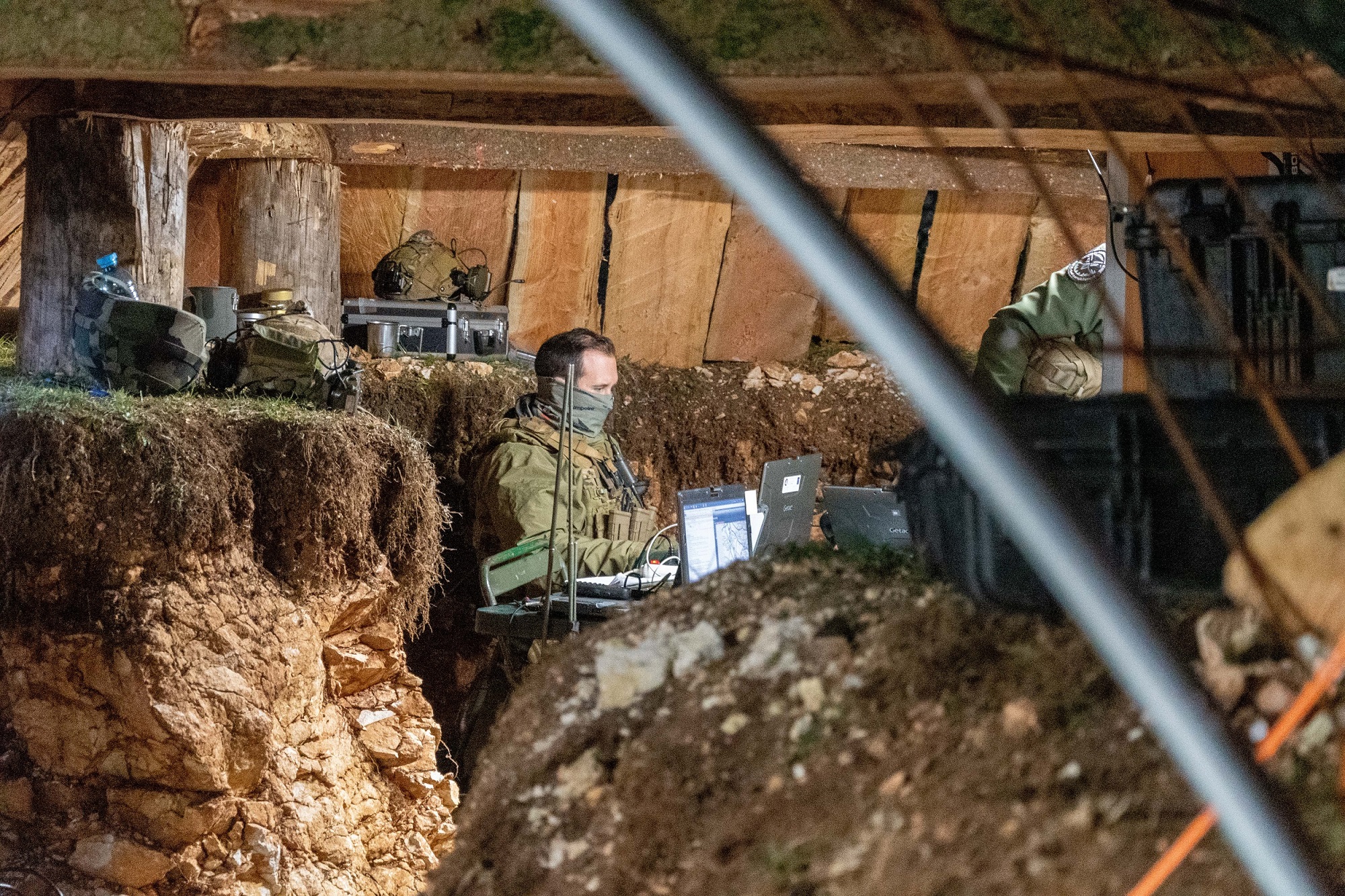 L'abri semi-enterré assure discrétion et survie de l’échelon tactique sur le terrain. 