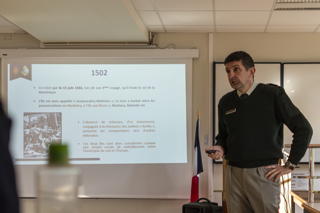 L'adjudant-chef Sylvain, instructeur "Antilles", explique à son auditoire le contexte ultramarin.