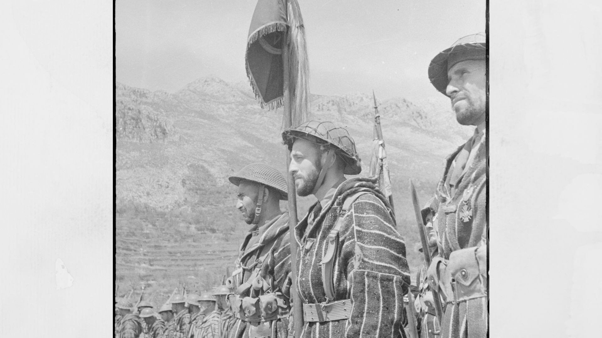 Tabors marocains lors d'un hommage aux soldats du corps expéditionnaire français tombés pendant la campagne d'Italie, 1944.