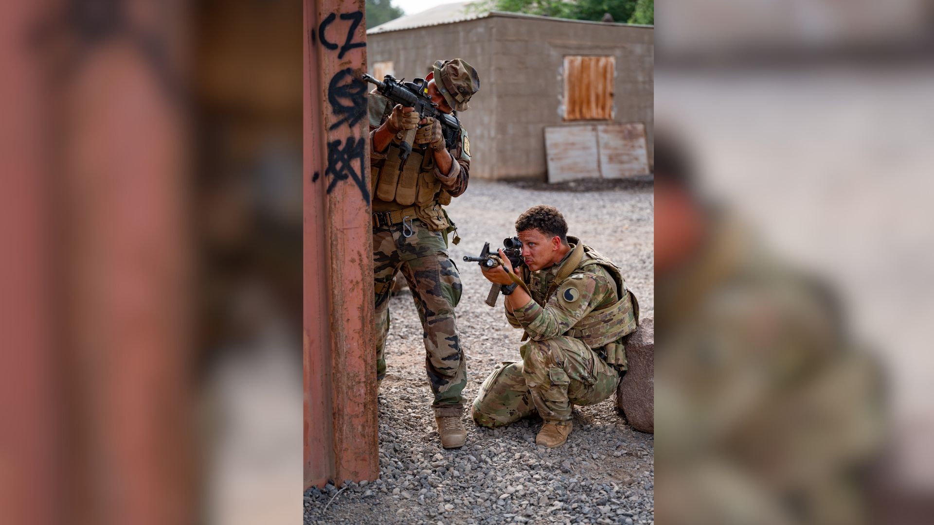 Français et Américains s'exercent ensemble dans le village de combat du 5e RIAOM.