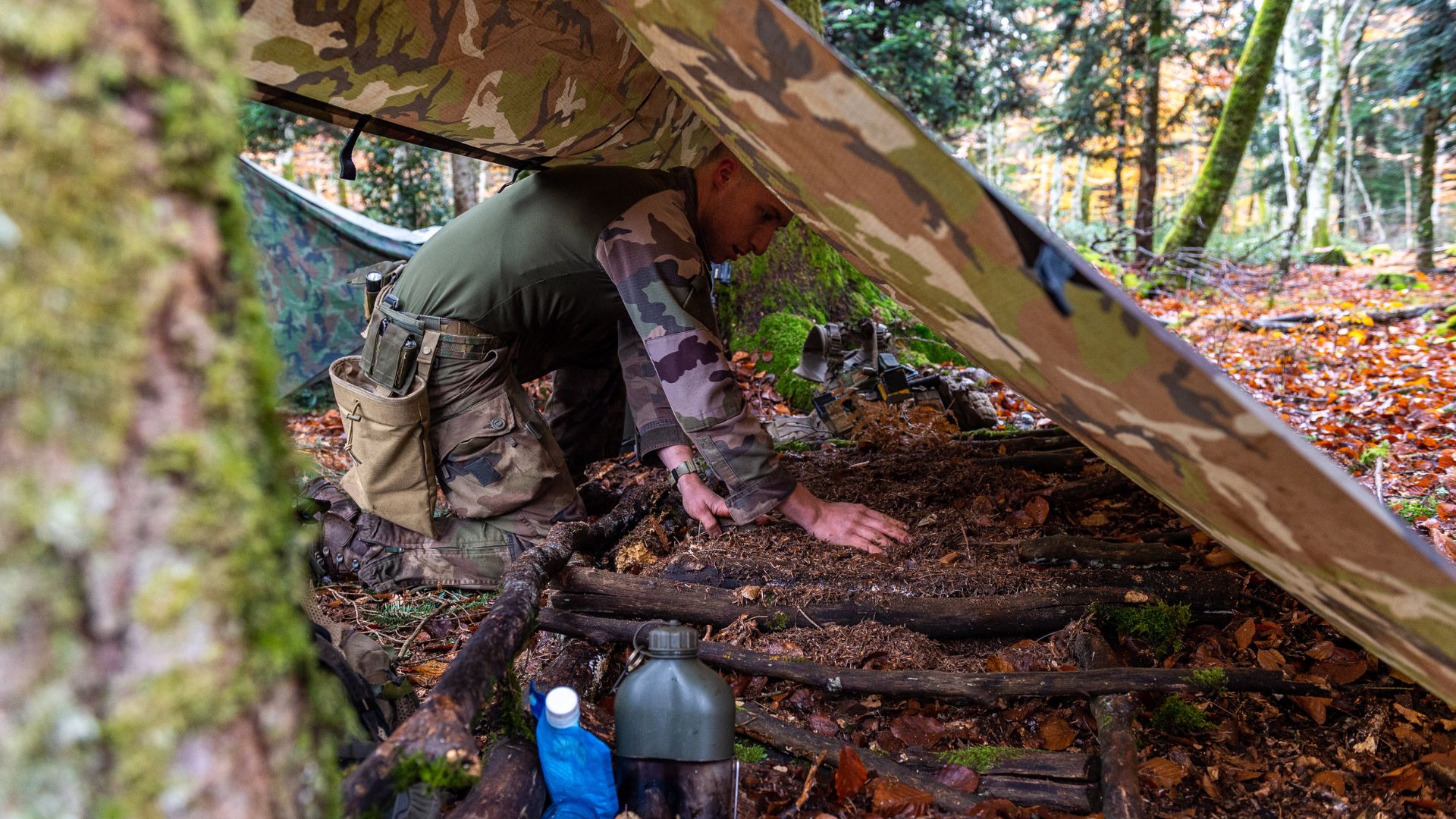 Chaque matin, le bivouac est démonté et les traces effacées.