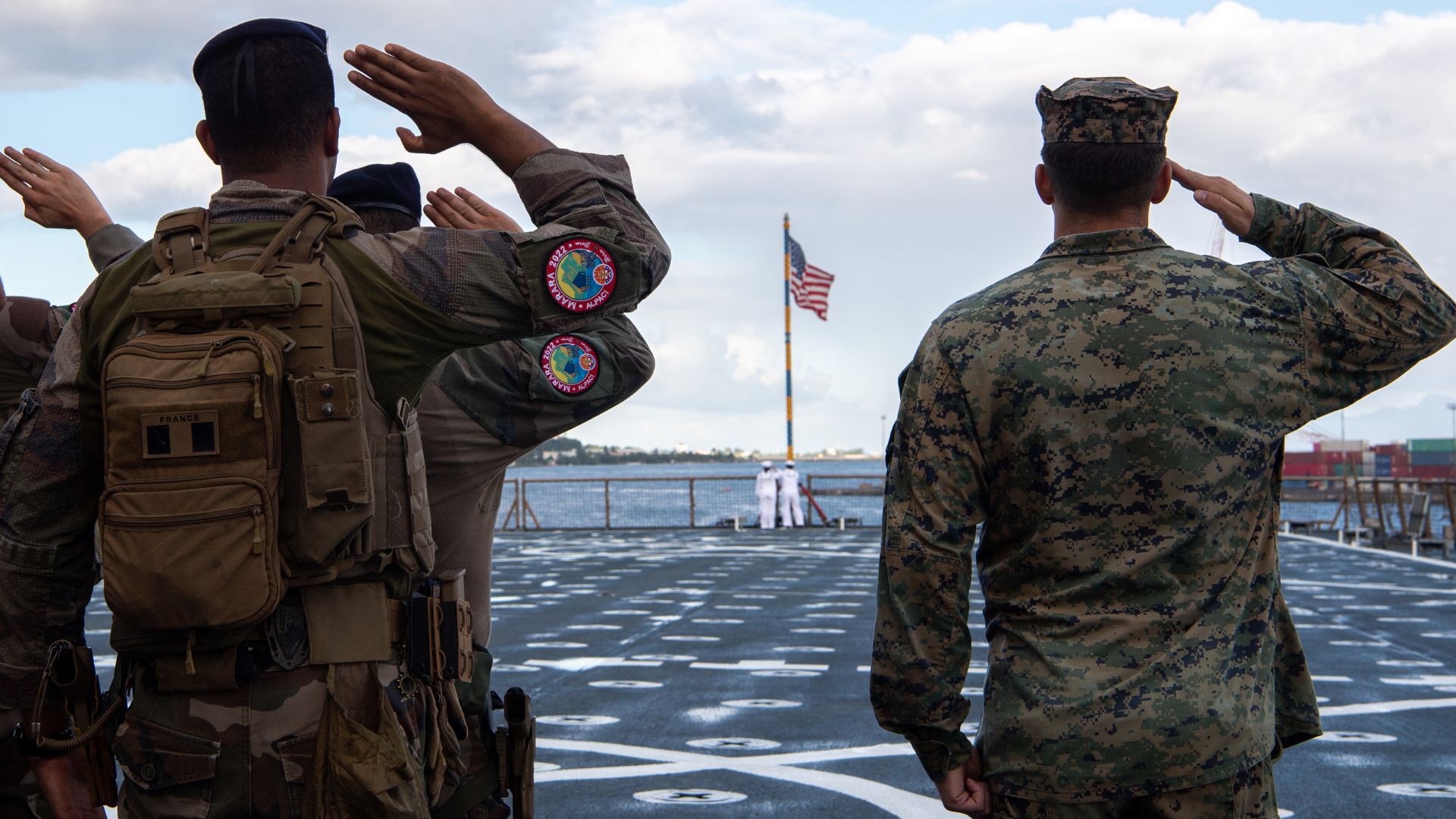 Cérémonie des couleurs à bord du navire américain Pearl Harbor, lors d'un exercice en Polynésie française avec les US Marines (mars 2022).