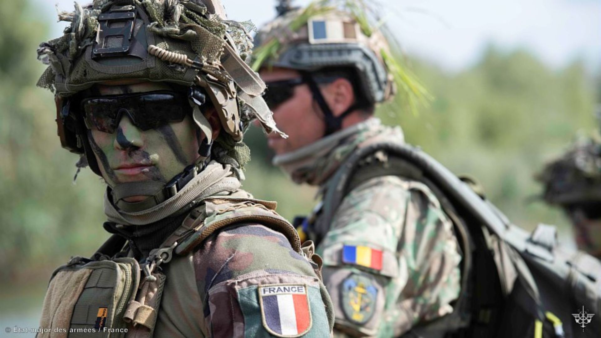 Un soldat français français et un soldat roumain