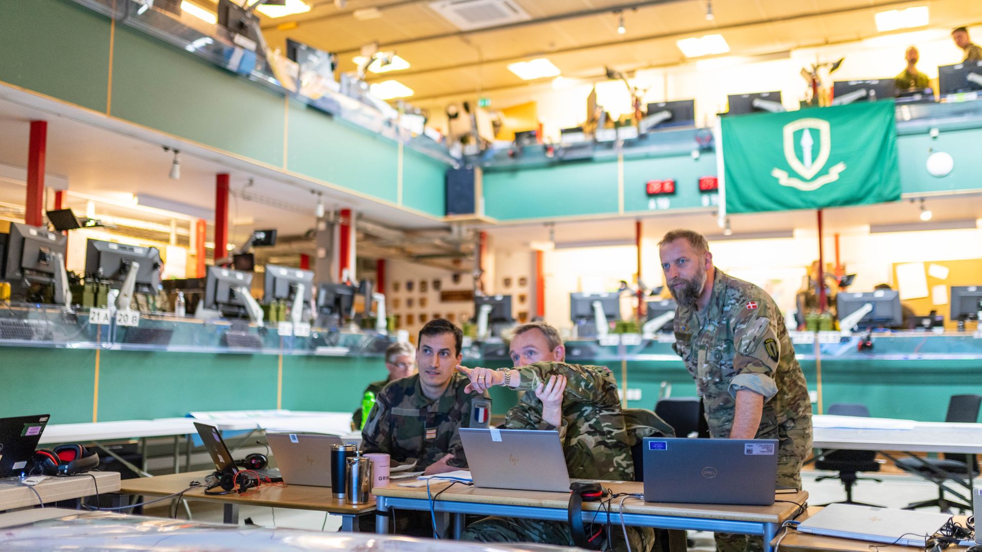 Au centre d'opérations plusieurs nationalités travaillent ensemble.