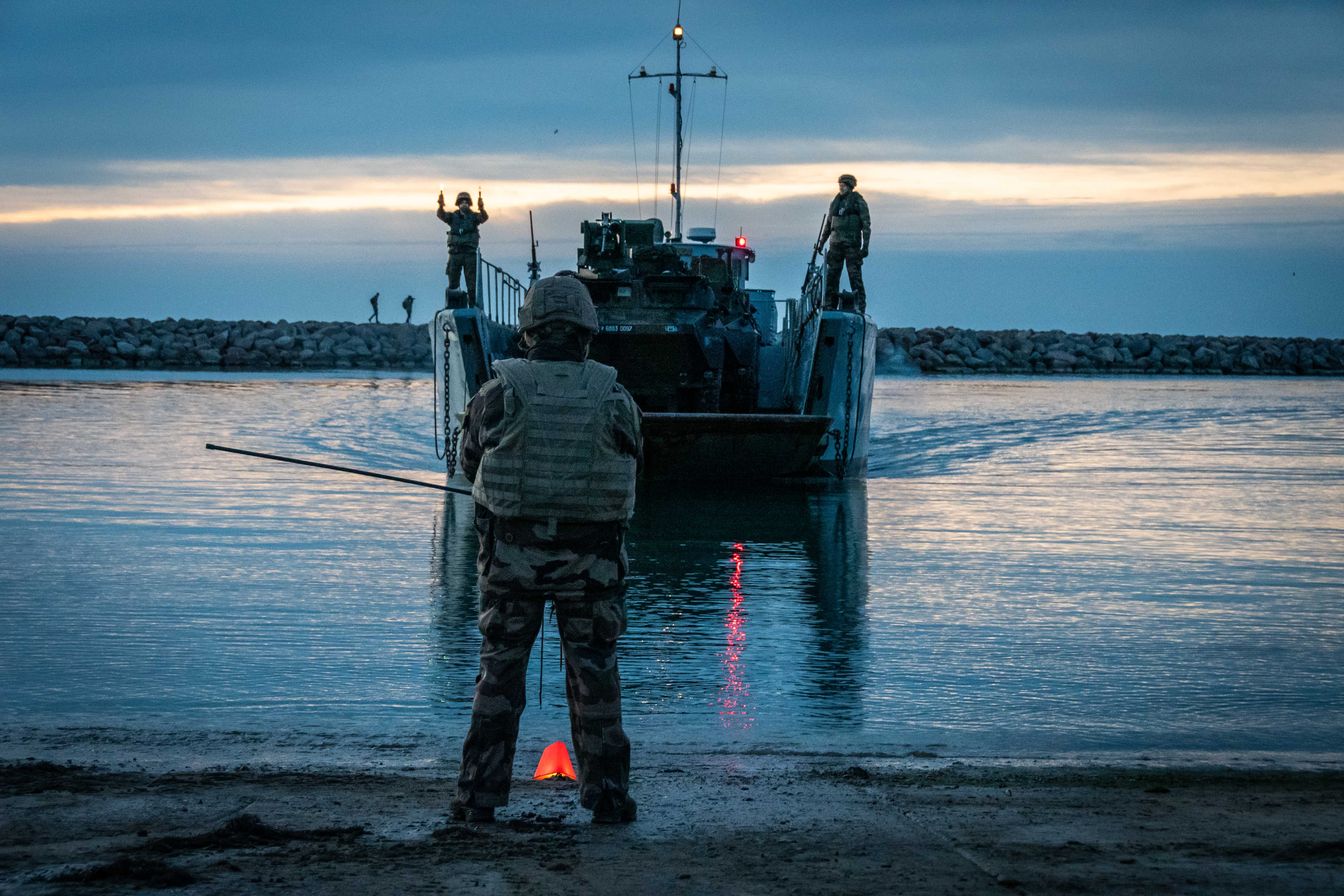 700 soldats et 145 véhicules ont été débarqués par les cuves des PHA Tonnerre et Mistral. 