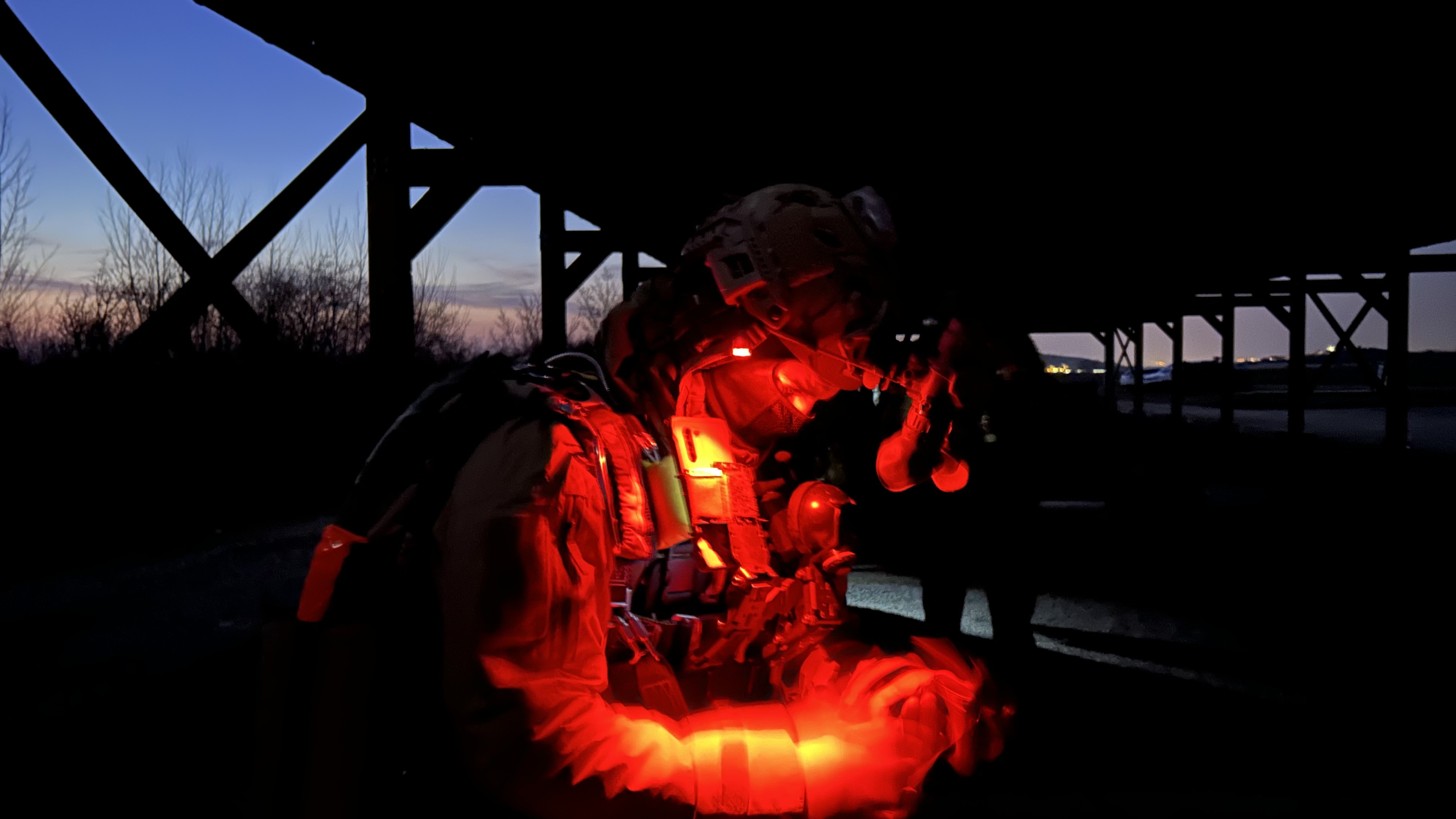 A la tombée de la nuit, les commandos parachutistes se préparent à s'infiltrer sous voile. 