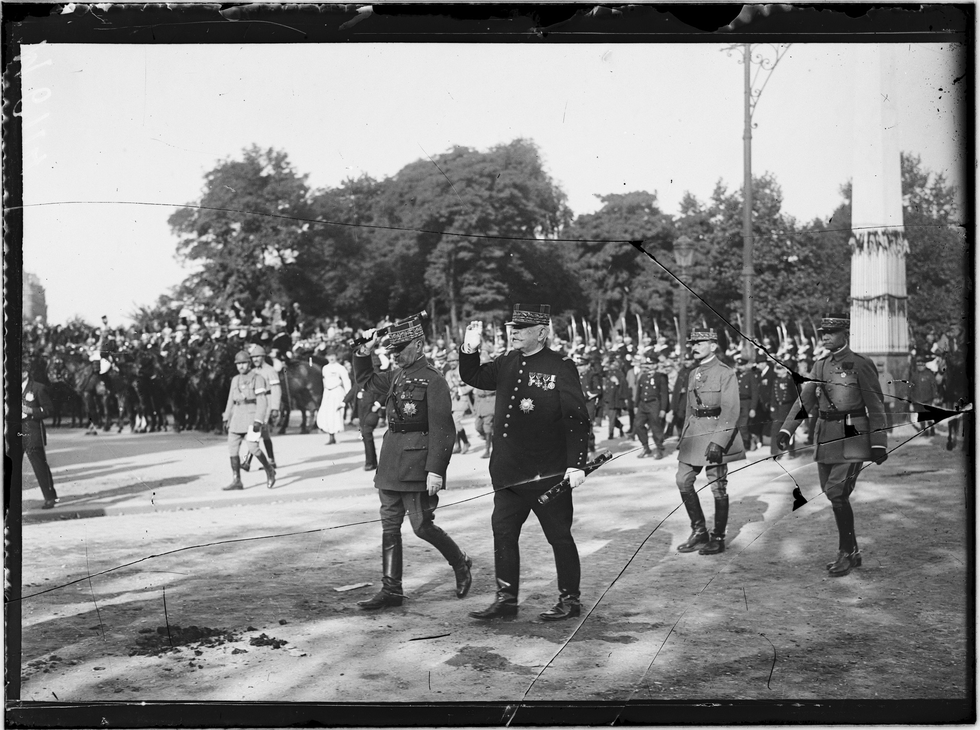 Les maréchaux Foch et Joffre défilent à Paris, le 14 juillet 1919.