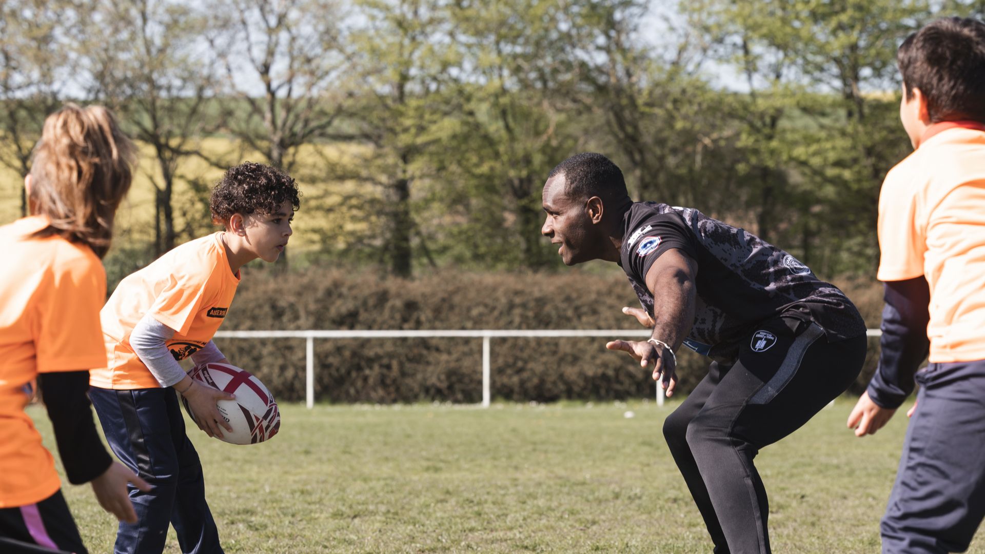 Emthias, joueur de rugby de l’armée de Terre, participe à l’animation au profit des centres de loisirs.