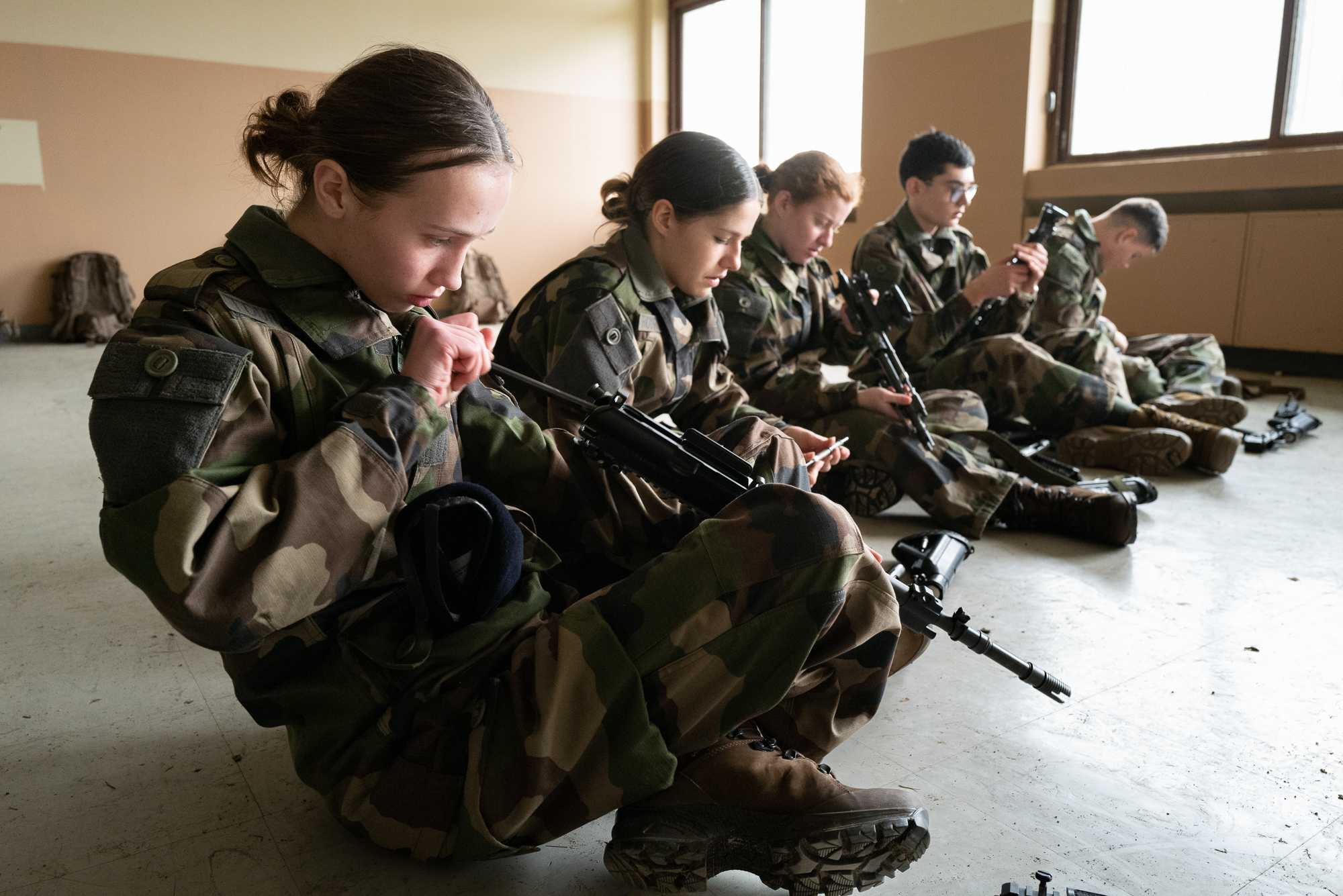 Démontage et remontage d'un fusil d'assaut.