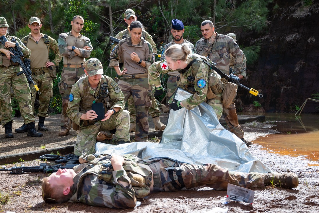 Opération de sauvetage au combat.