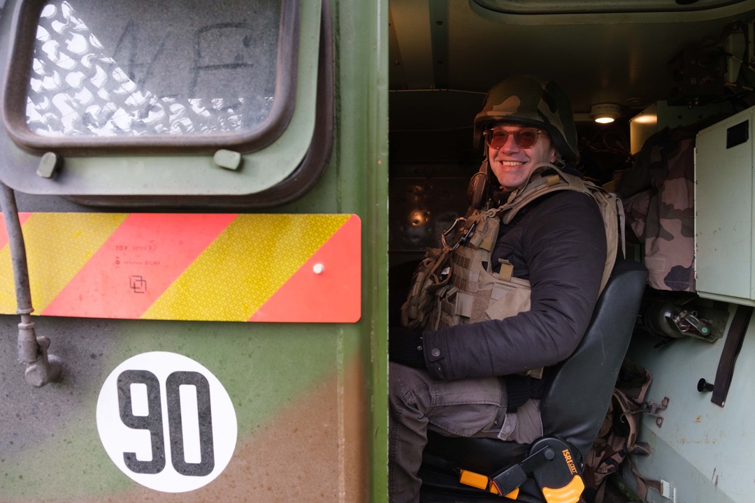 Embarqué et équipé, presque comme un soldat.