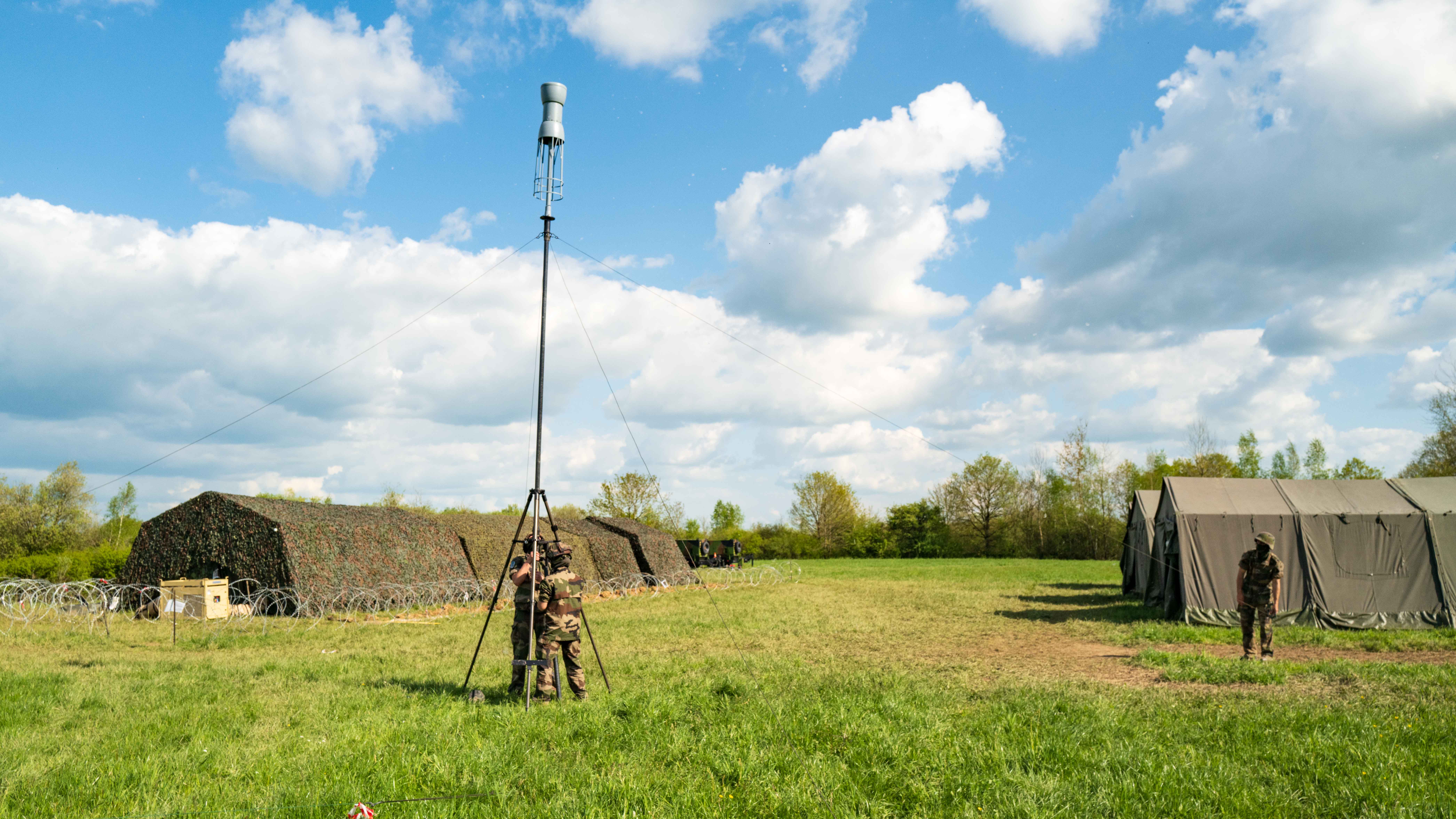 Le module de déploiement d'urgence capte les signaux hertziens sur de très longues distances.