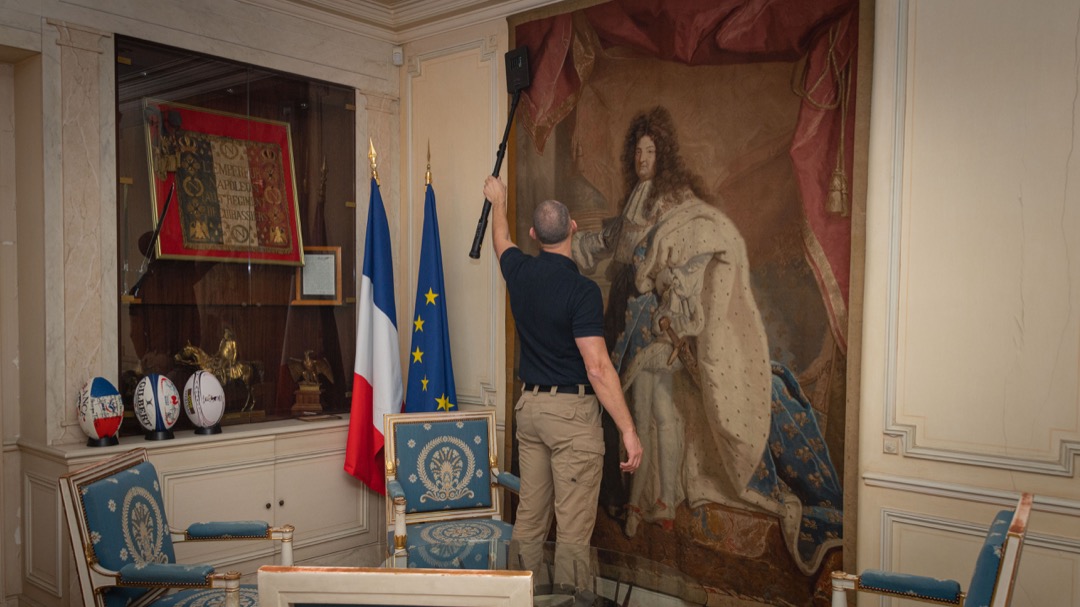 Louis XIV n'échappe pas à la vigilance des dépoussiéreurs.