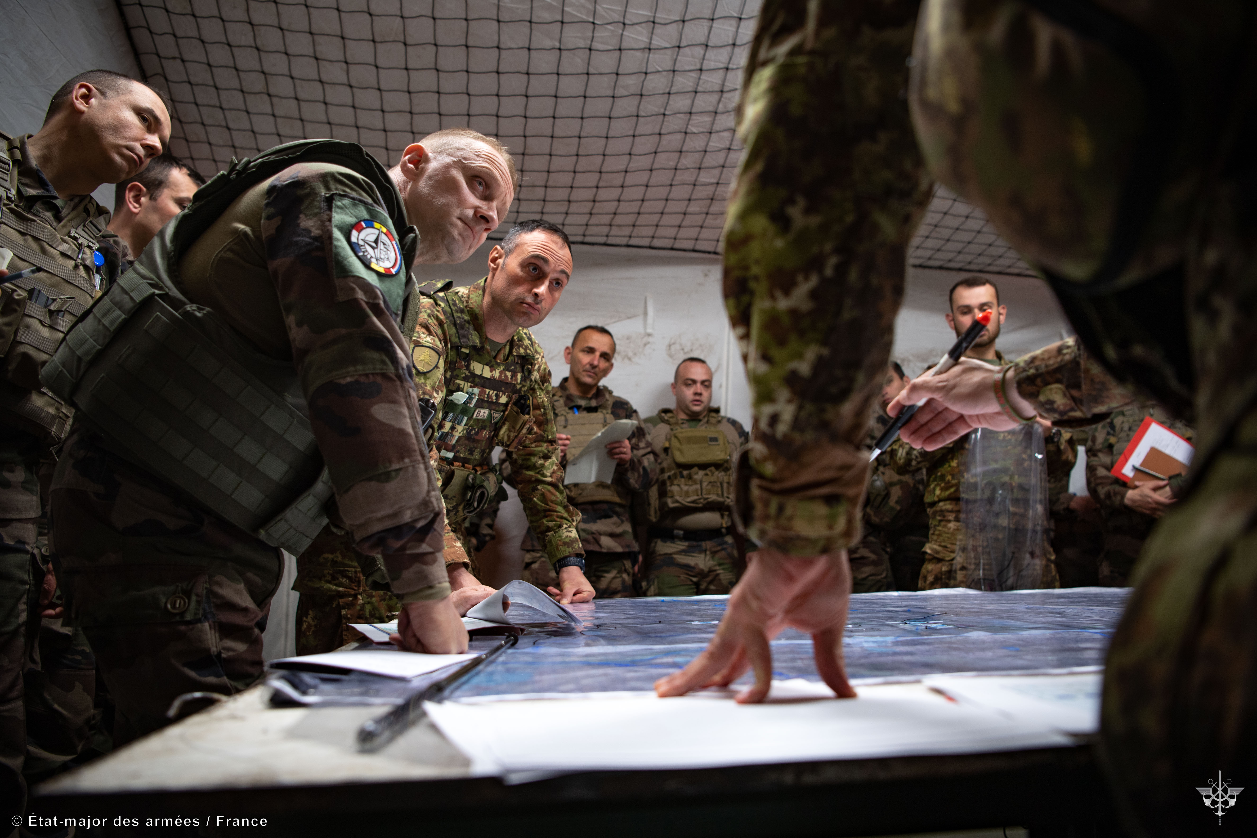 Dans le scénario, le PC brigade a pris le commandement de plusieurs battlegroup dont le bataillon le bataillon de Cincu ainsi que des unités de combat, d’appui et de soutien, simulées pour l’exercice. 