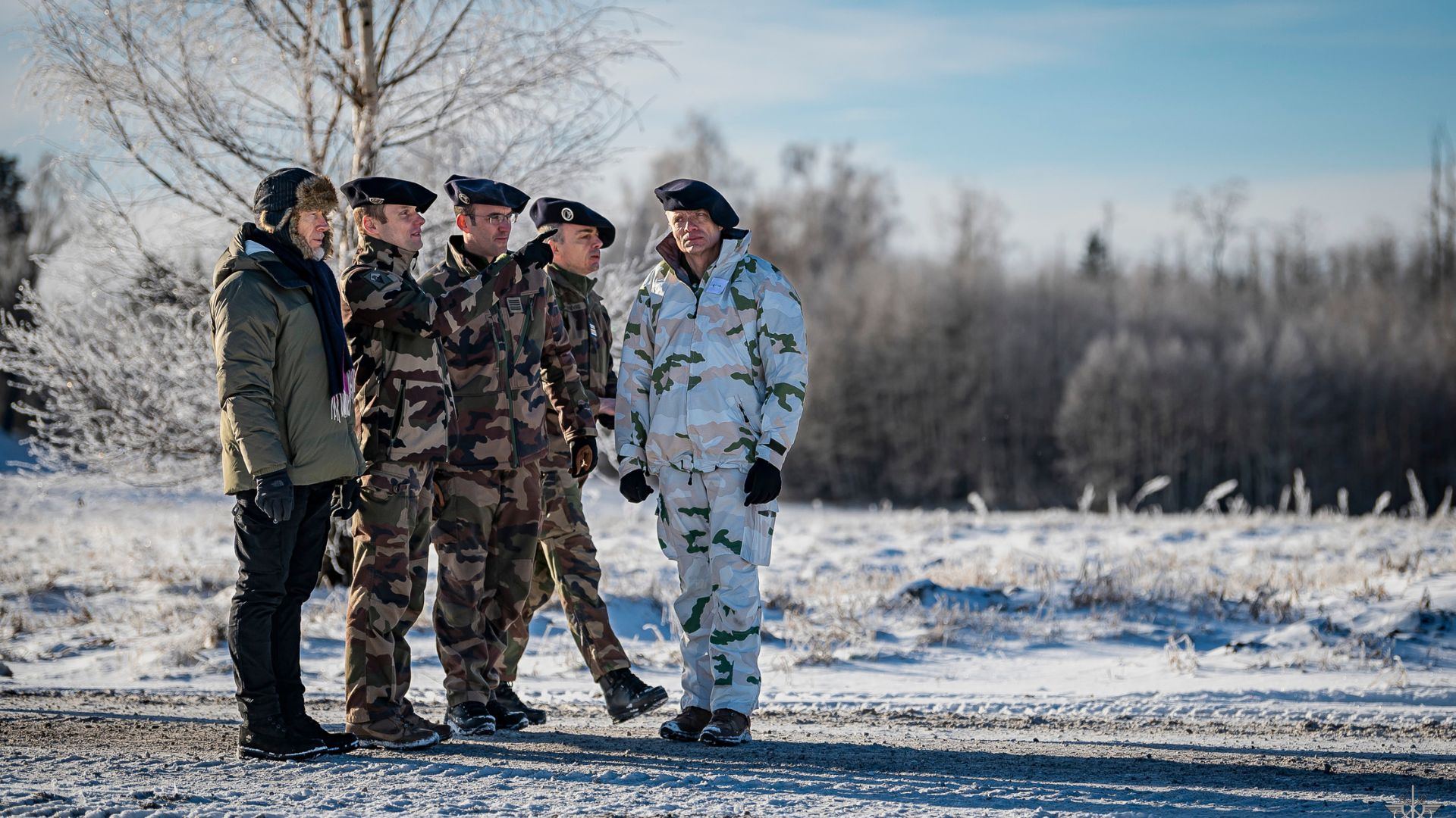 L'ambassadeur de France en Estonie (à gauche), en visite sur le camp de Tapa, février 2023.