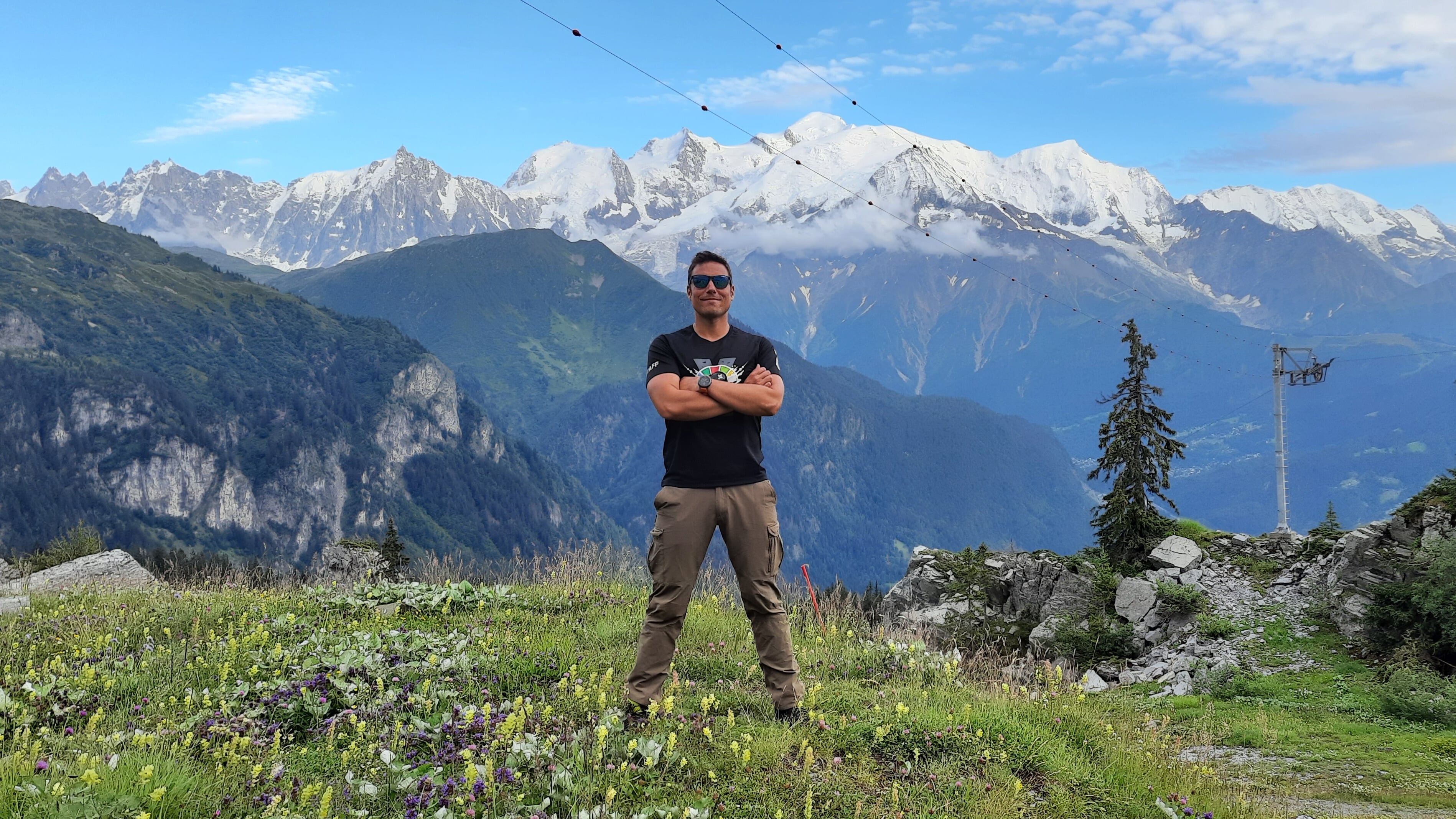 Devant une montagne se drese l'adjudant Étienne.