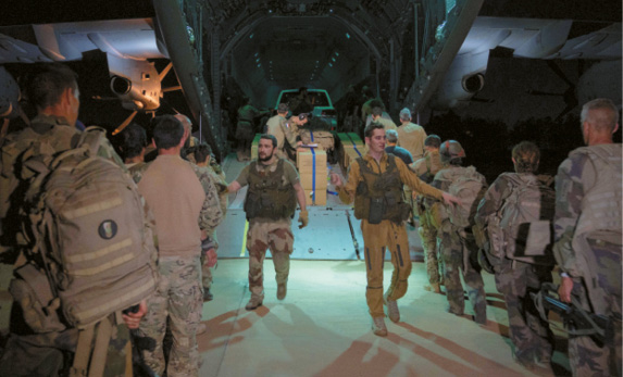 Les soldats s'appretent à monter dans l'avion. 