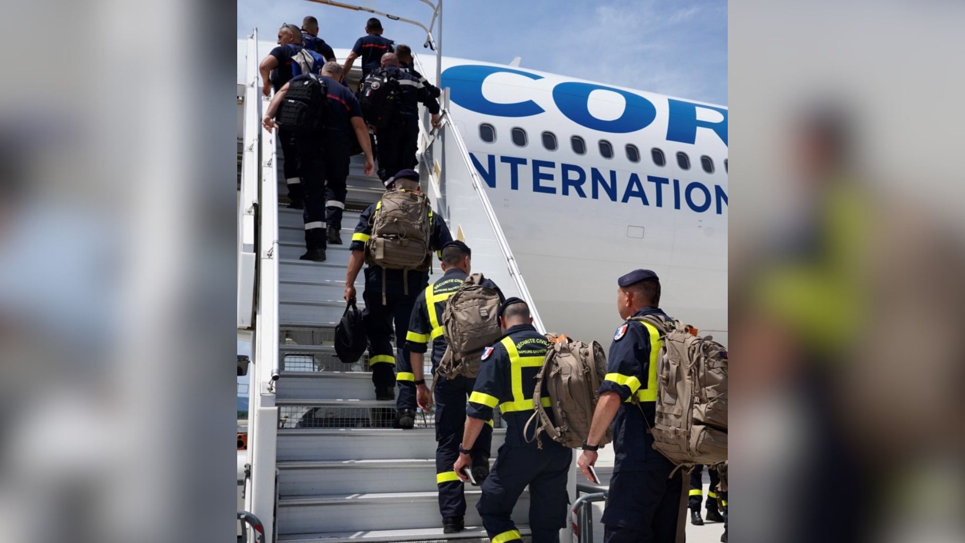 Les pompiers se préparent à s'envoler pour le Canada. 