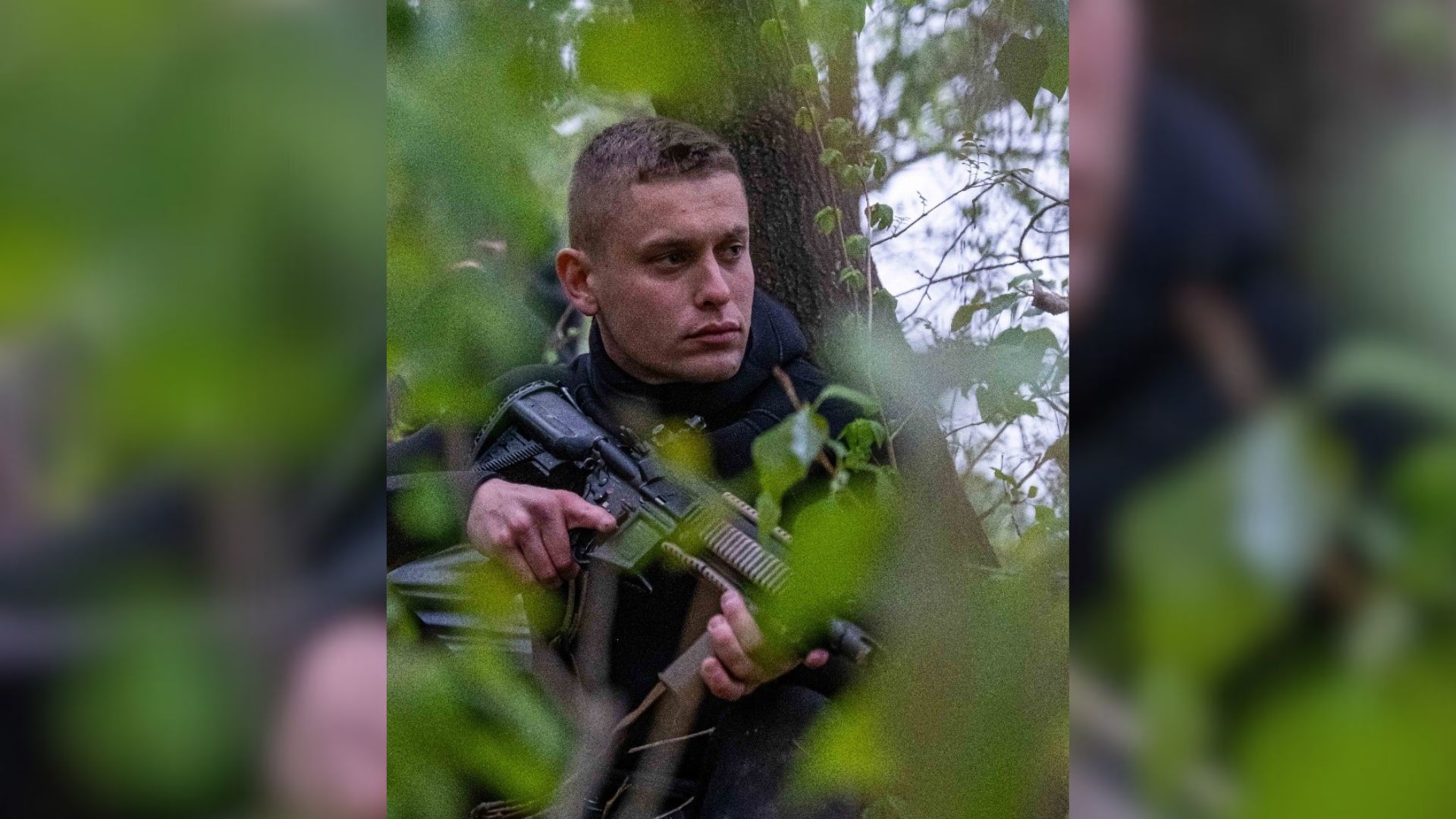 Attentif, un soldat du GAE-A surveille les alentours pour protéger ses camarades. 