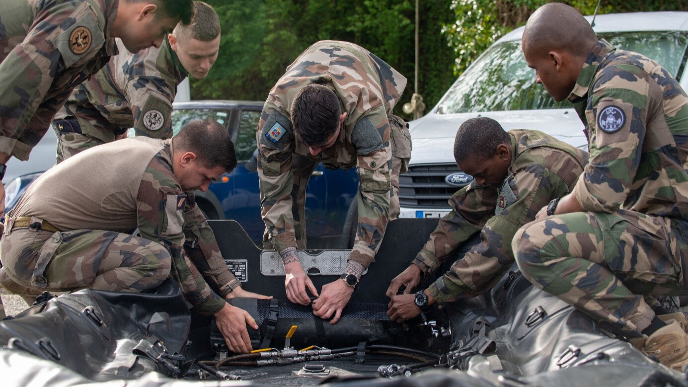 Les soldats du GAE-A étudient le Futura® avec beaucoup d'attention.