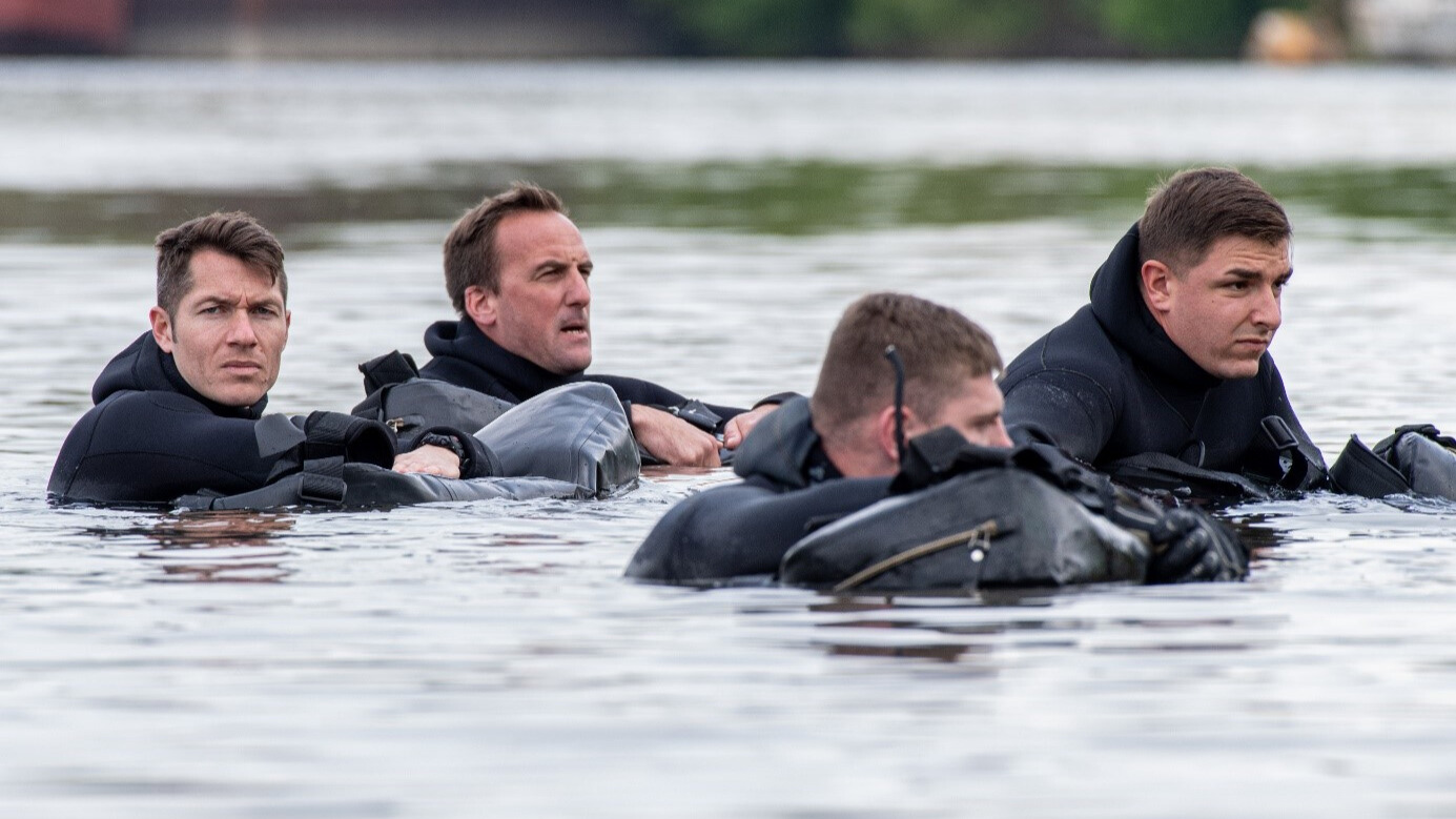 Les soldats du GAE-A comment à nager pour découvrir le monde aquatique. 