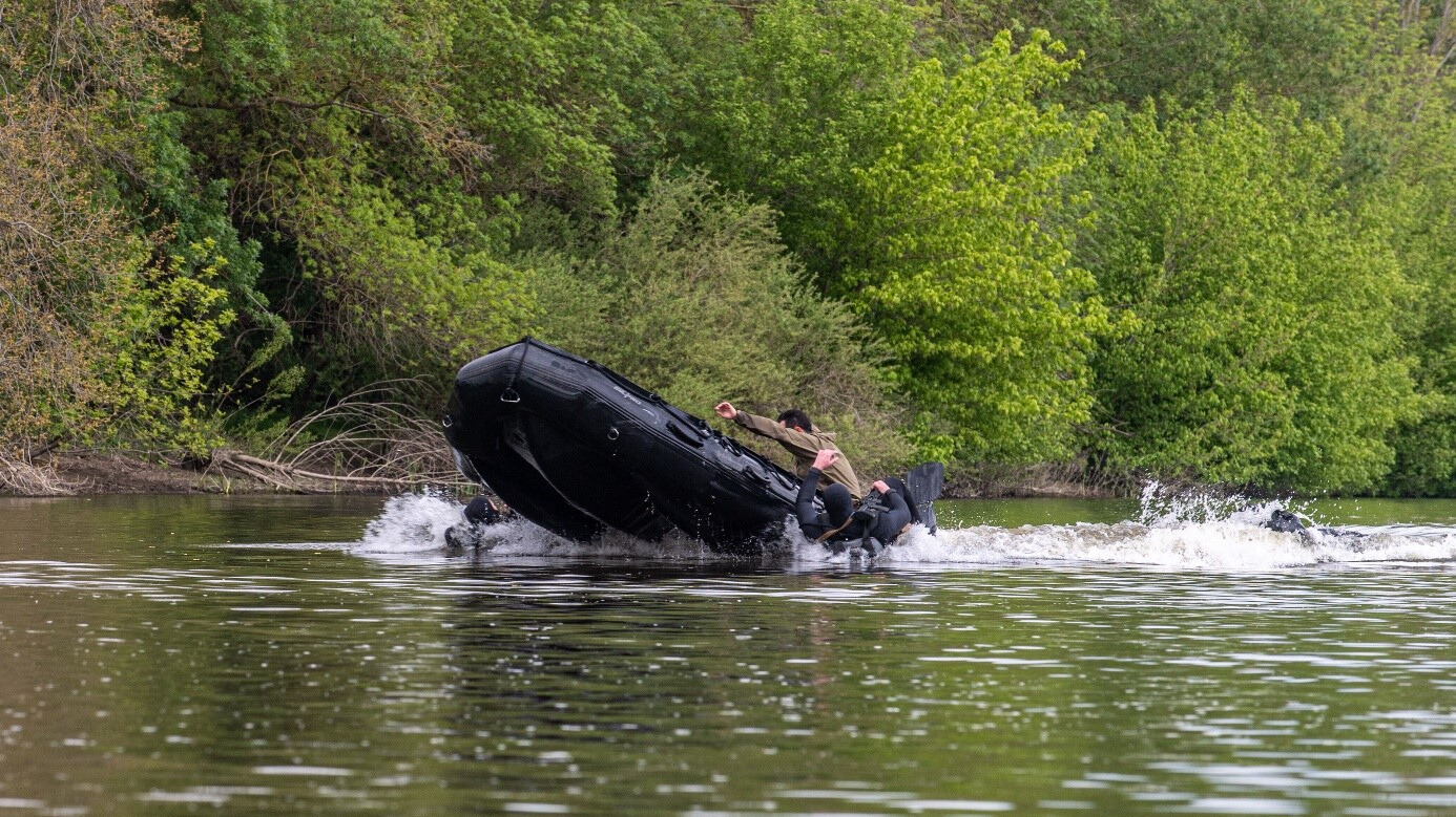 Les soldats du GAE-A entrent dans l'eau à partir du Futura®.