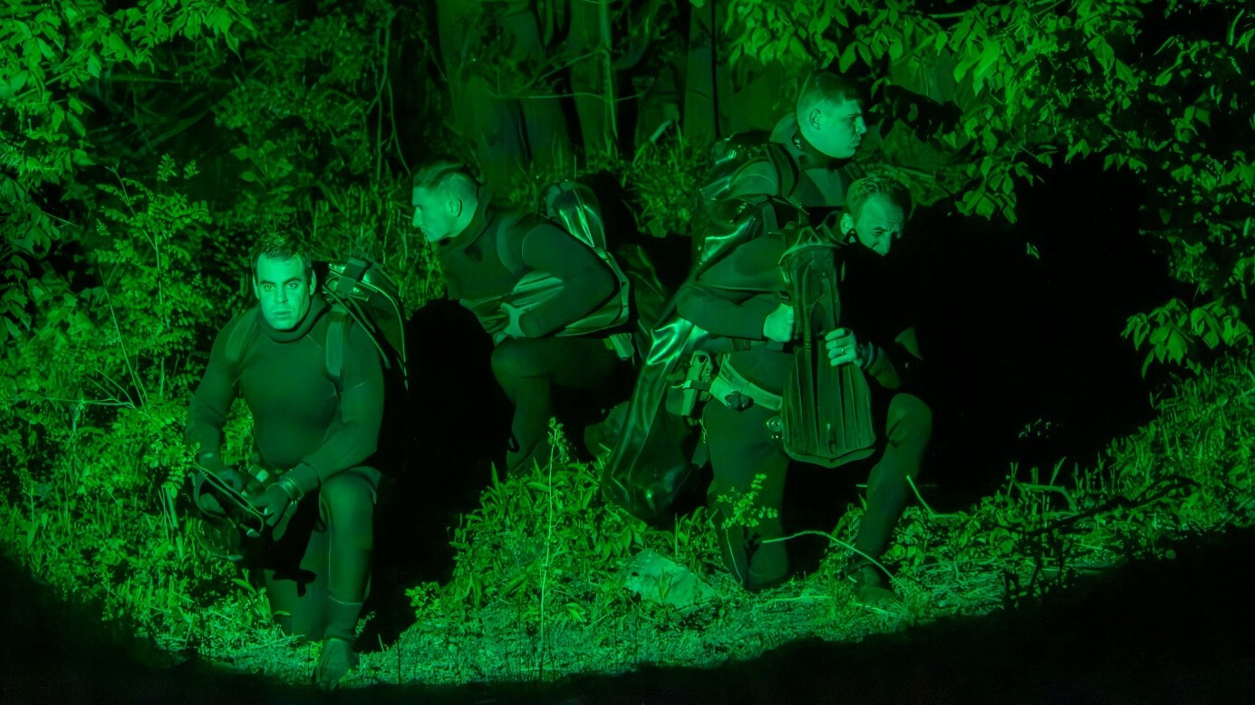 Cachés, les soldats du GAE-A attendent leurs camarades avant de rentrer dans l'eau. 