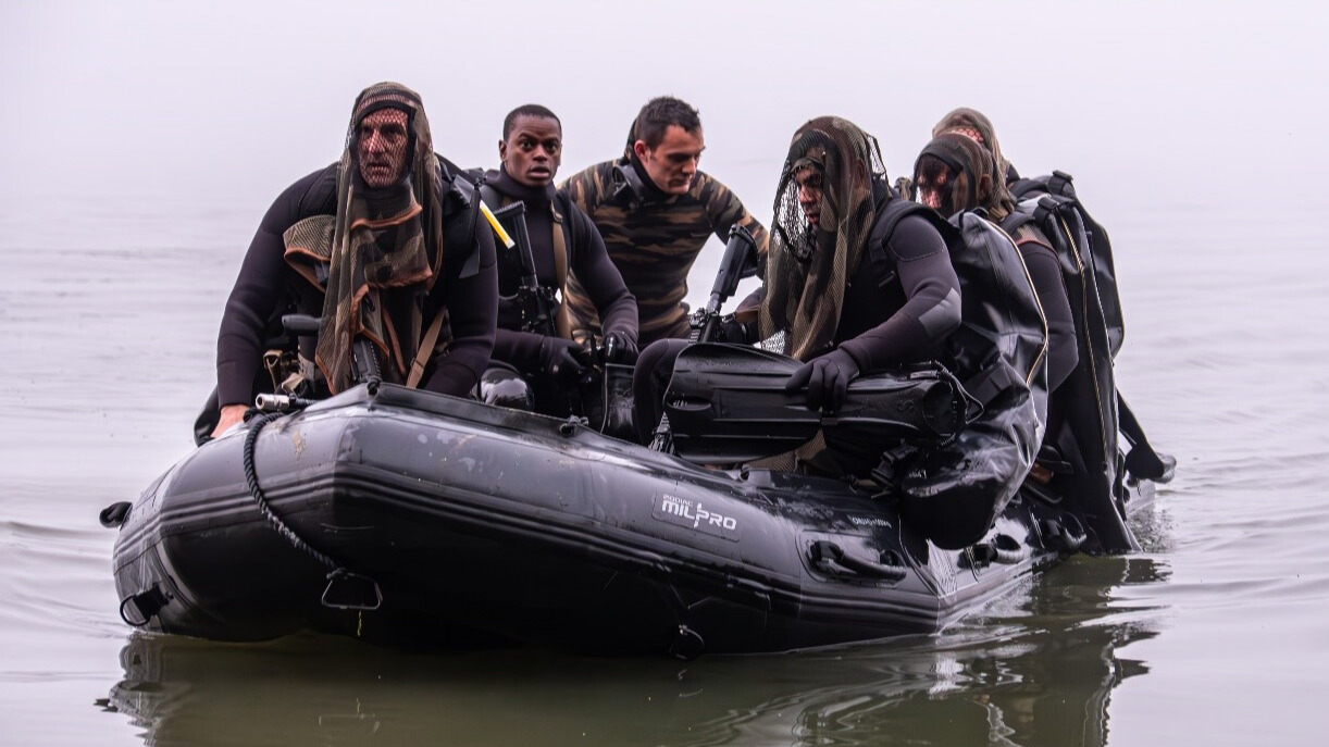 Les soldats du GAE-A arrivent vers la rive pour pouvoir débarquer. 