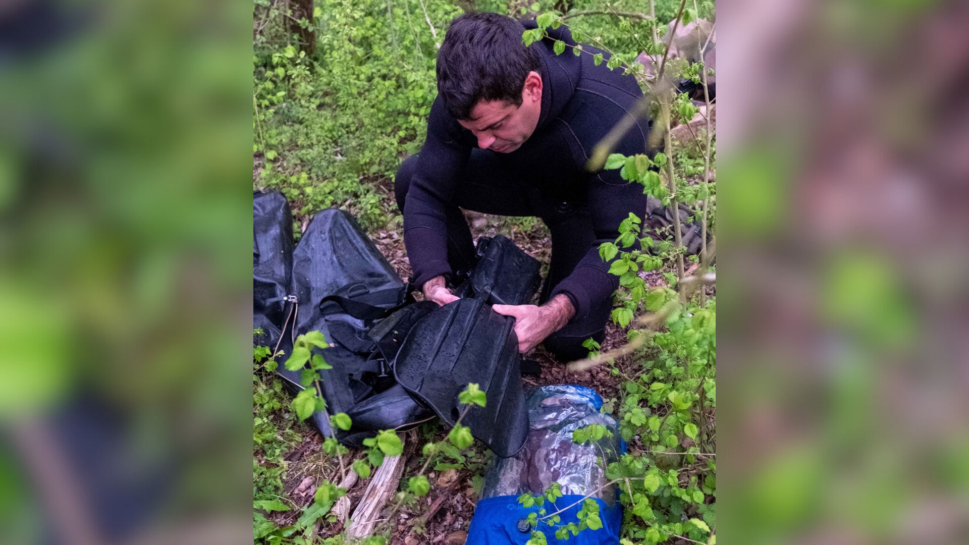 Un soldat du GAE-A range ses palmes après avoir nagé.