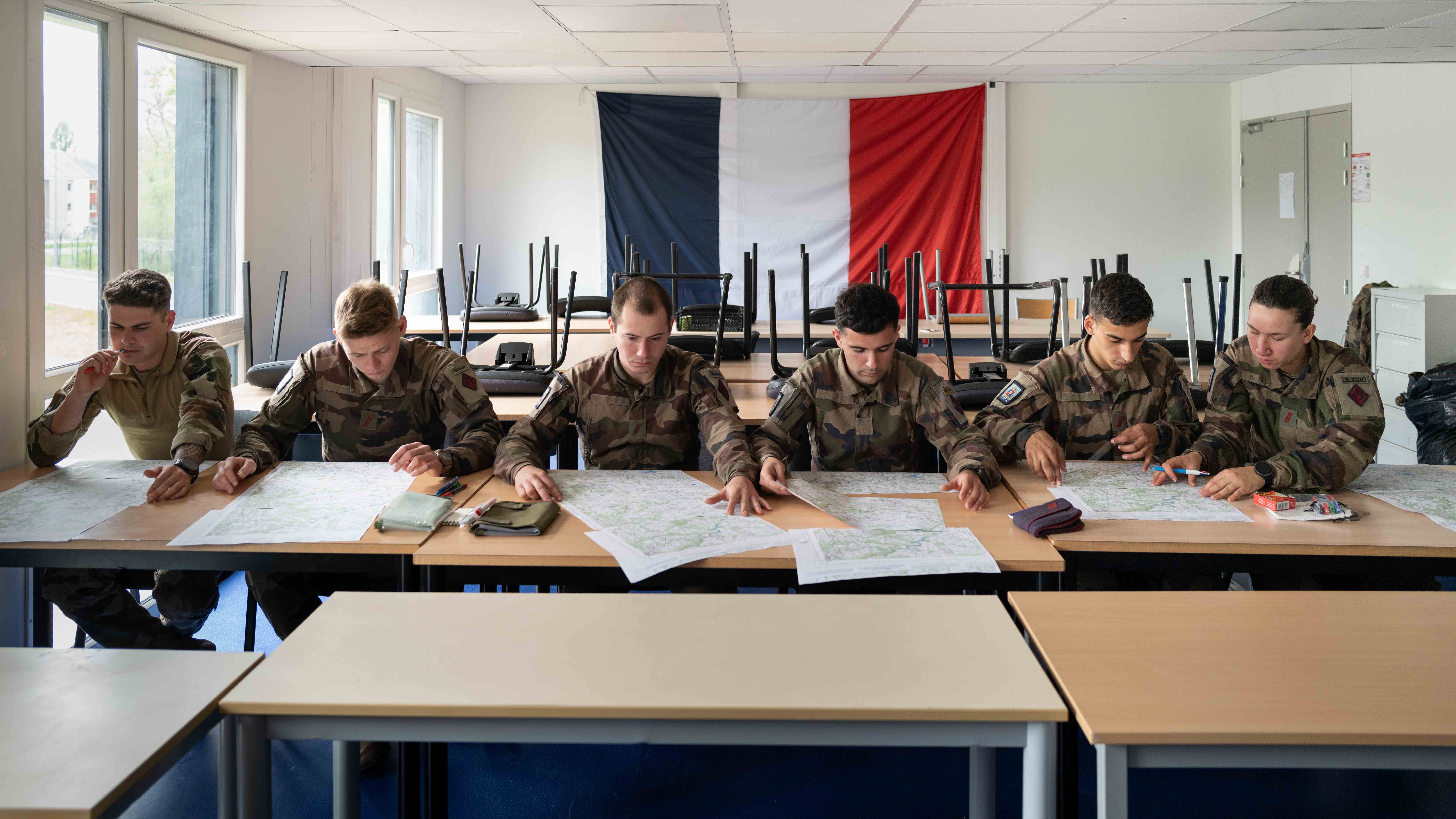 Les stagiaires s'entraînent à la topographie.