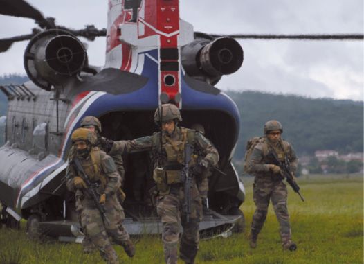 Des soldats du 1er RCP débarquent du Chinook 47