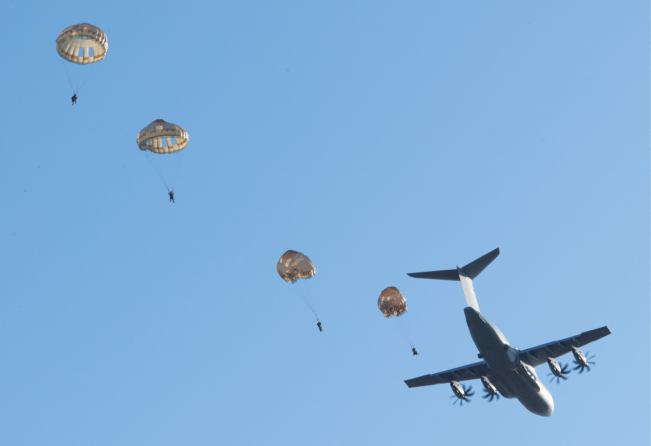 Un A400M ATLAS largue des parachutistes. 