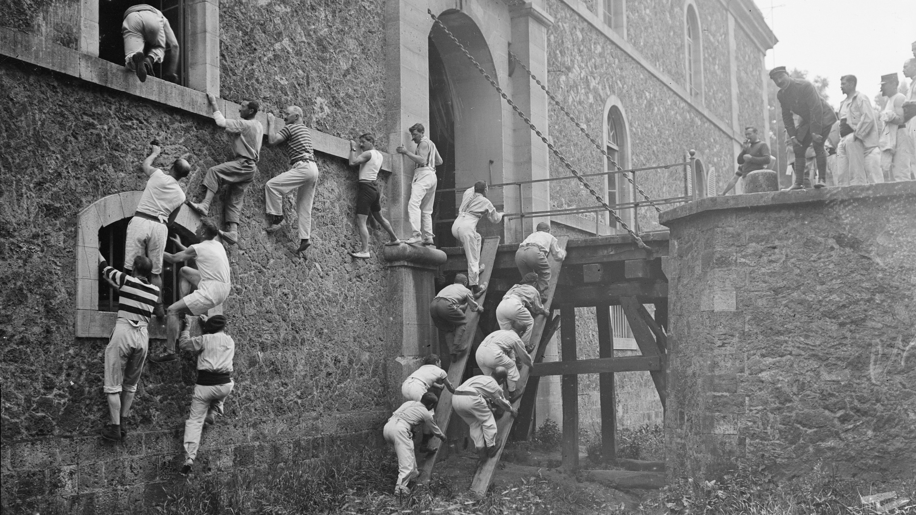 Exercice à mains nues ou avec des planches à l’école normale militaire de gymnastique à Joinville-Le-Pont, 1916.