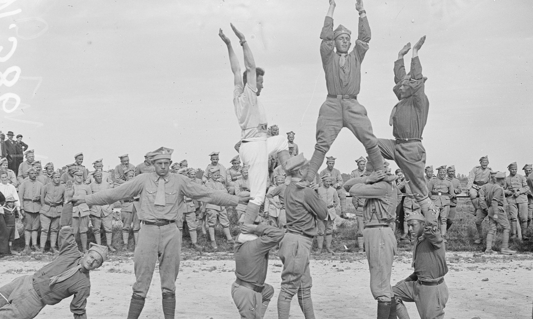 Au camp militaire de Lessay, dans le département de la Manche, une fête sportive est organisée par les troupes polonaises, 1918.