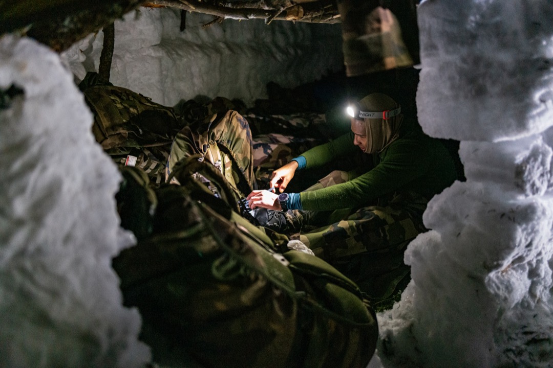 Un fantassin du 1er régiment d'infanterie dans son abri jurassien. À l'extérieur, la température avoisine -15°C.