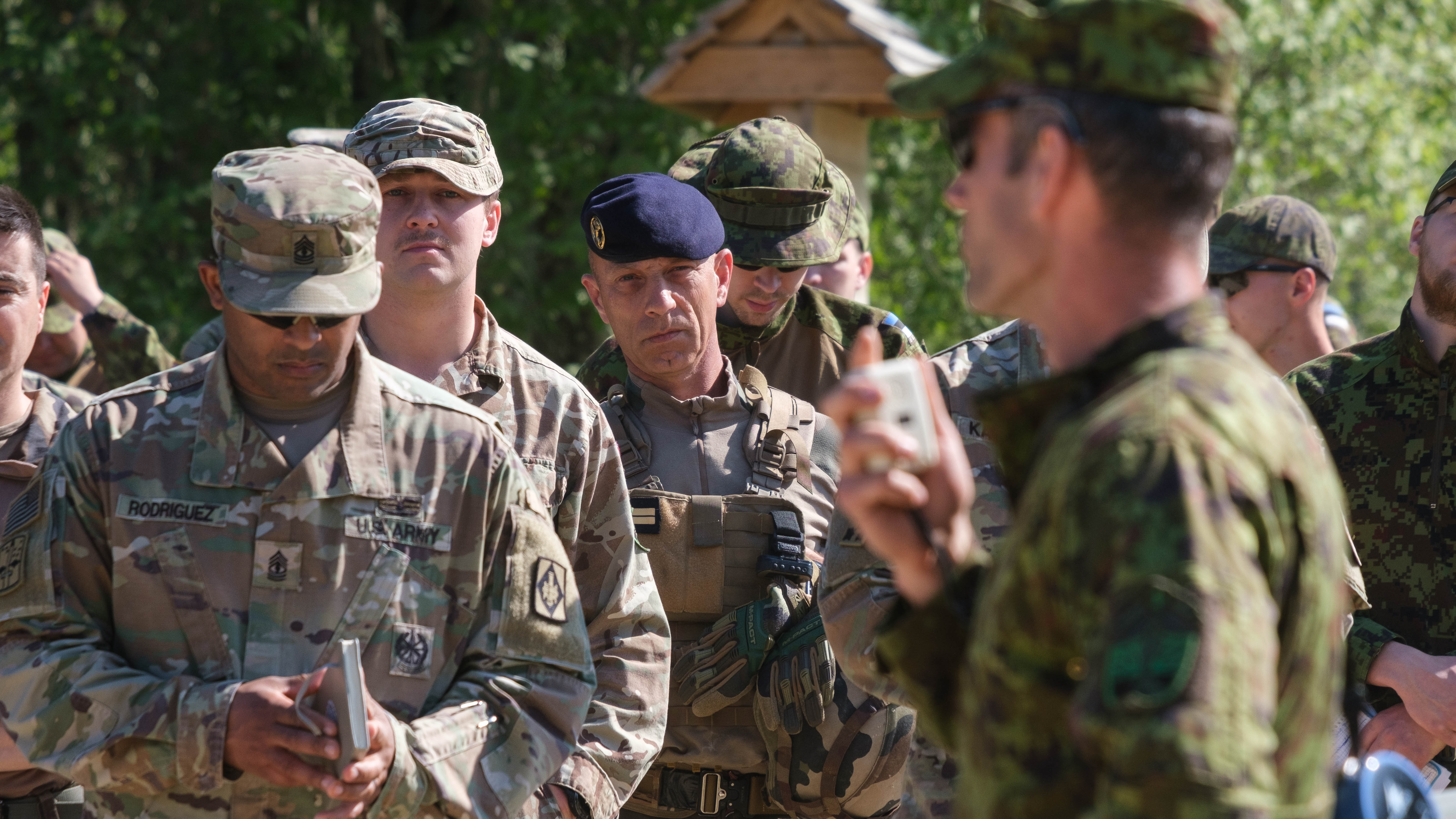 Le chef de section français assiste au briefing sécurité. Toutes les consignes sont dispensées en anglais par les militaires estoniens.