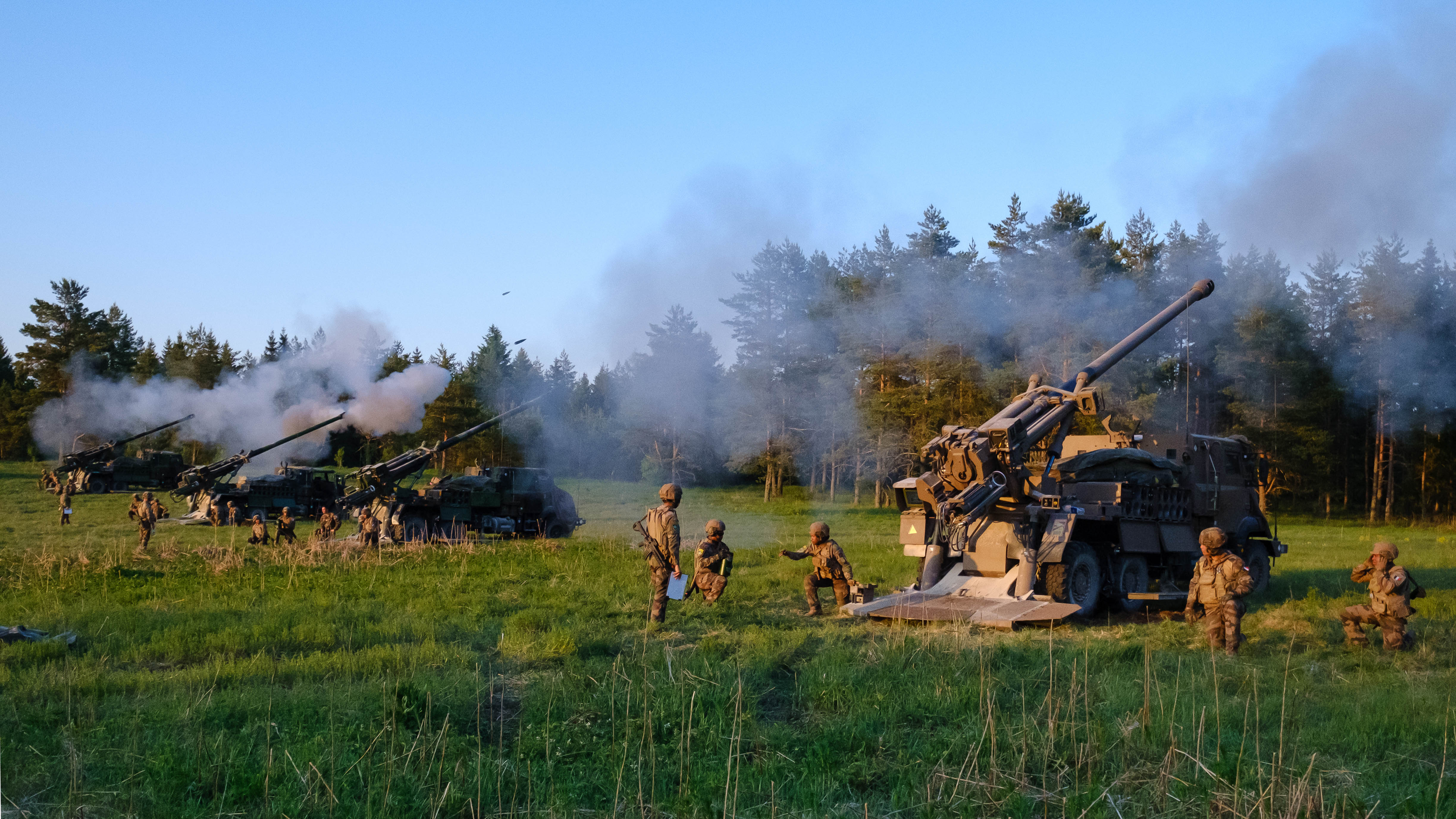 Tirs en simultané de quatre Caesar du 3e RAMa, sur le réceptacle situé à une dizaine de kilomètres.