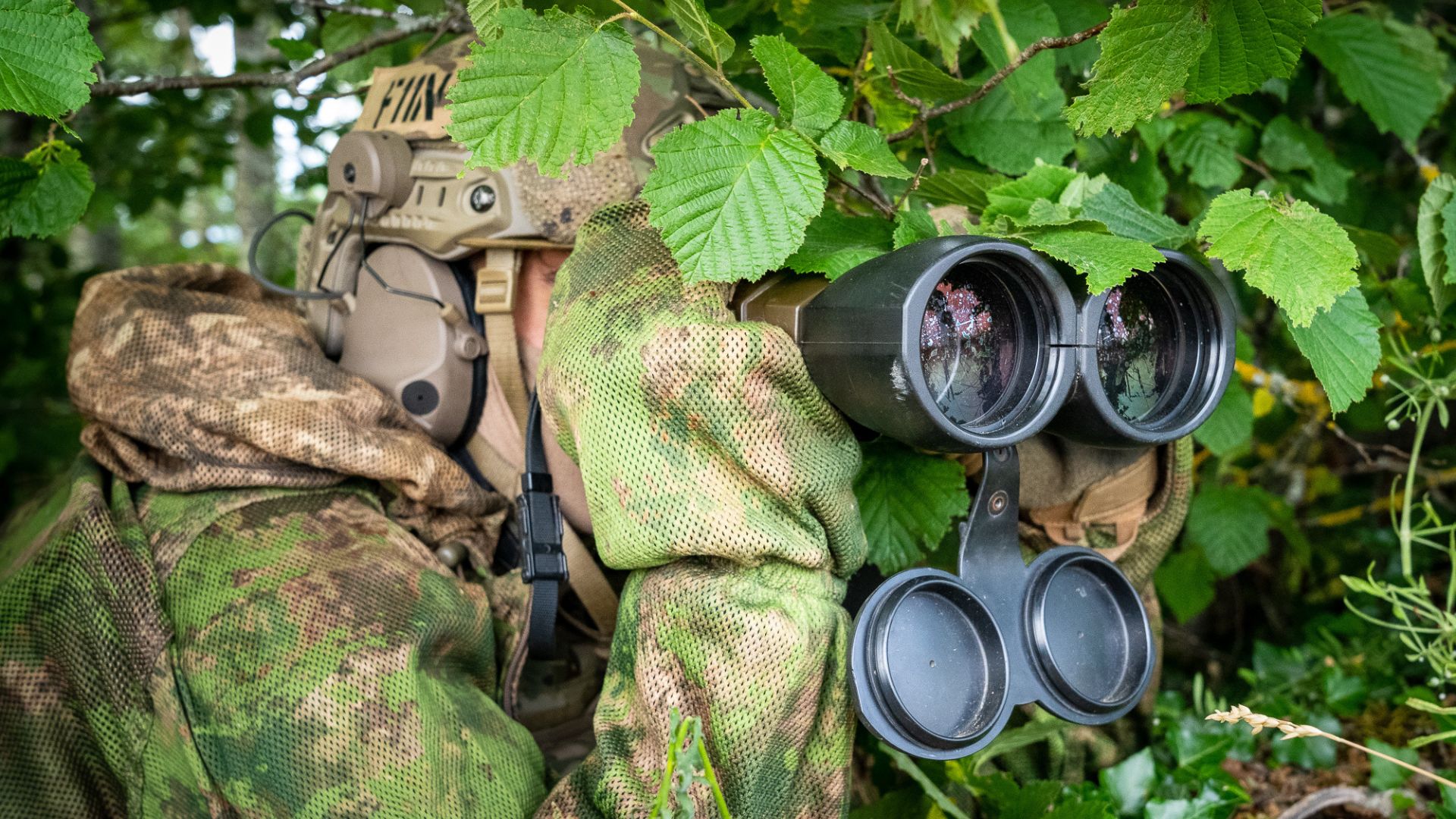 Un JTAC du 2e régiment de hussards observe le dispositif adverse  avec ses jumelles Vector intégrant un télémètre laser d’une portée de 25 km.