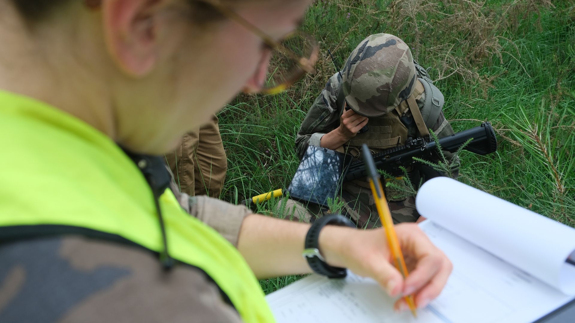 Des officiers-élèves ont été désignés pour suivre la section dans son exercice et noter l'efficacité des dispositifs robotisés à travers la prise de mesures en temps réel. 