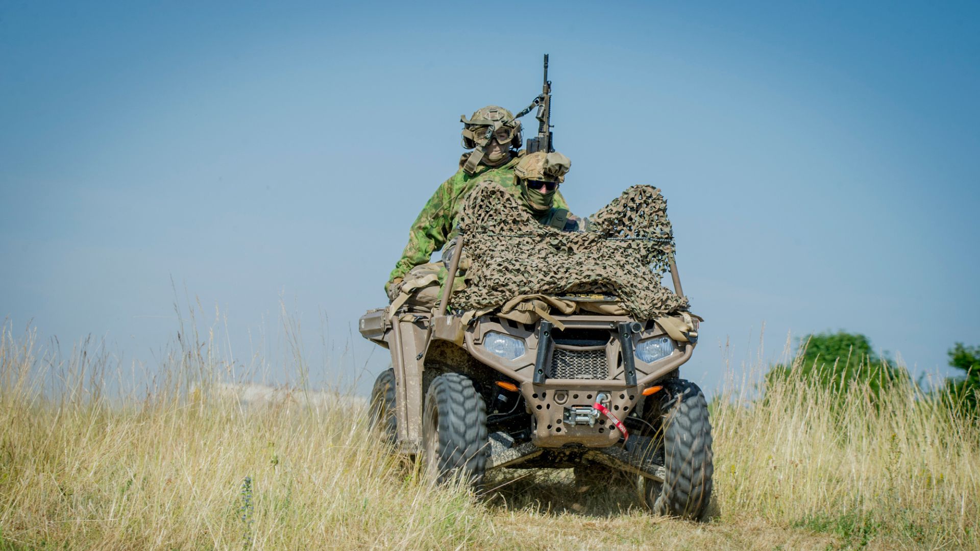 Les hussards décrochent de leur position d’observation en quad.