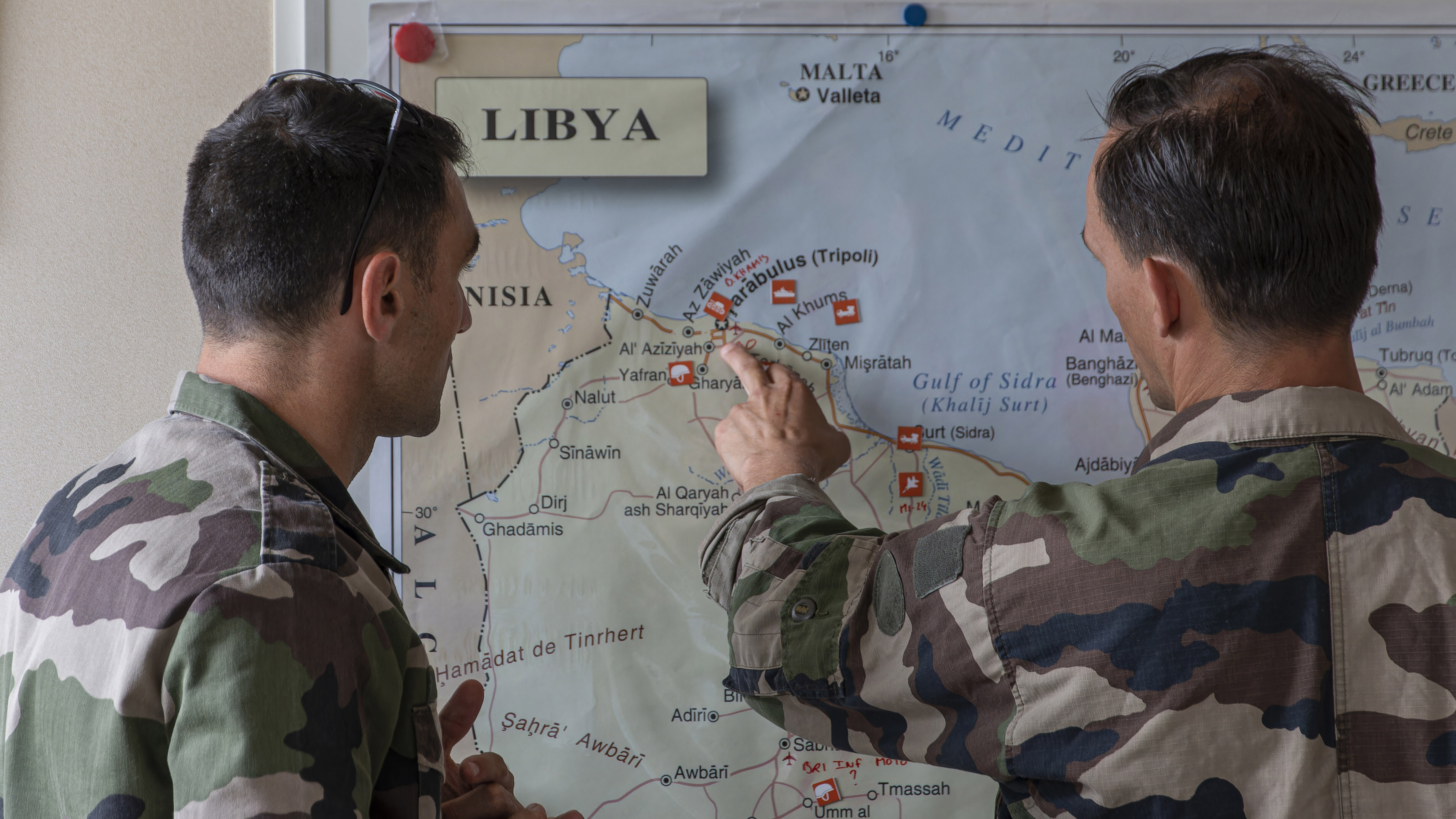 Deux lieutenants regardent sur une carte.