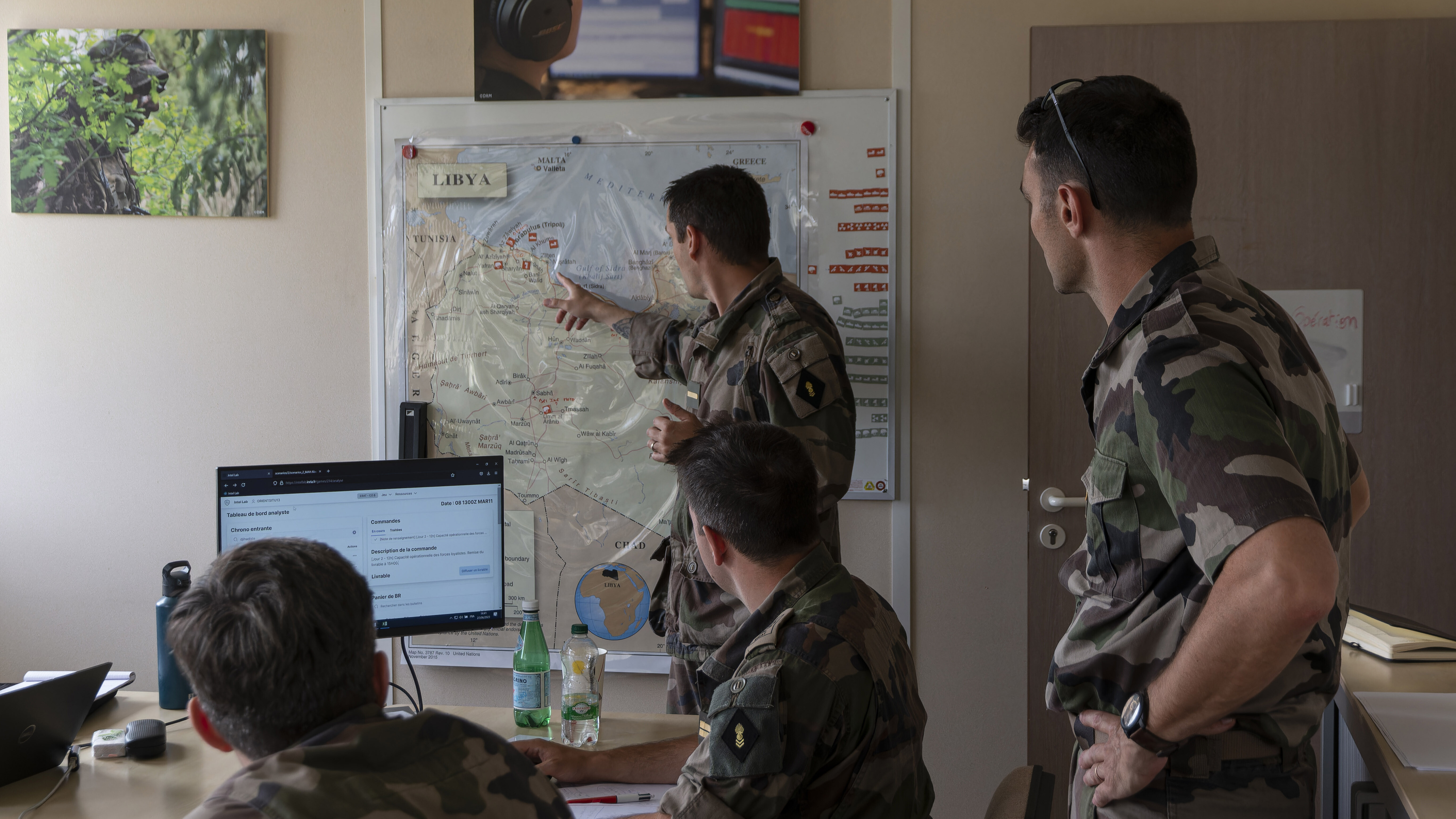 La section travaille sur les potentielles manoeuvres de l'ennemi. 