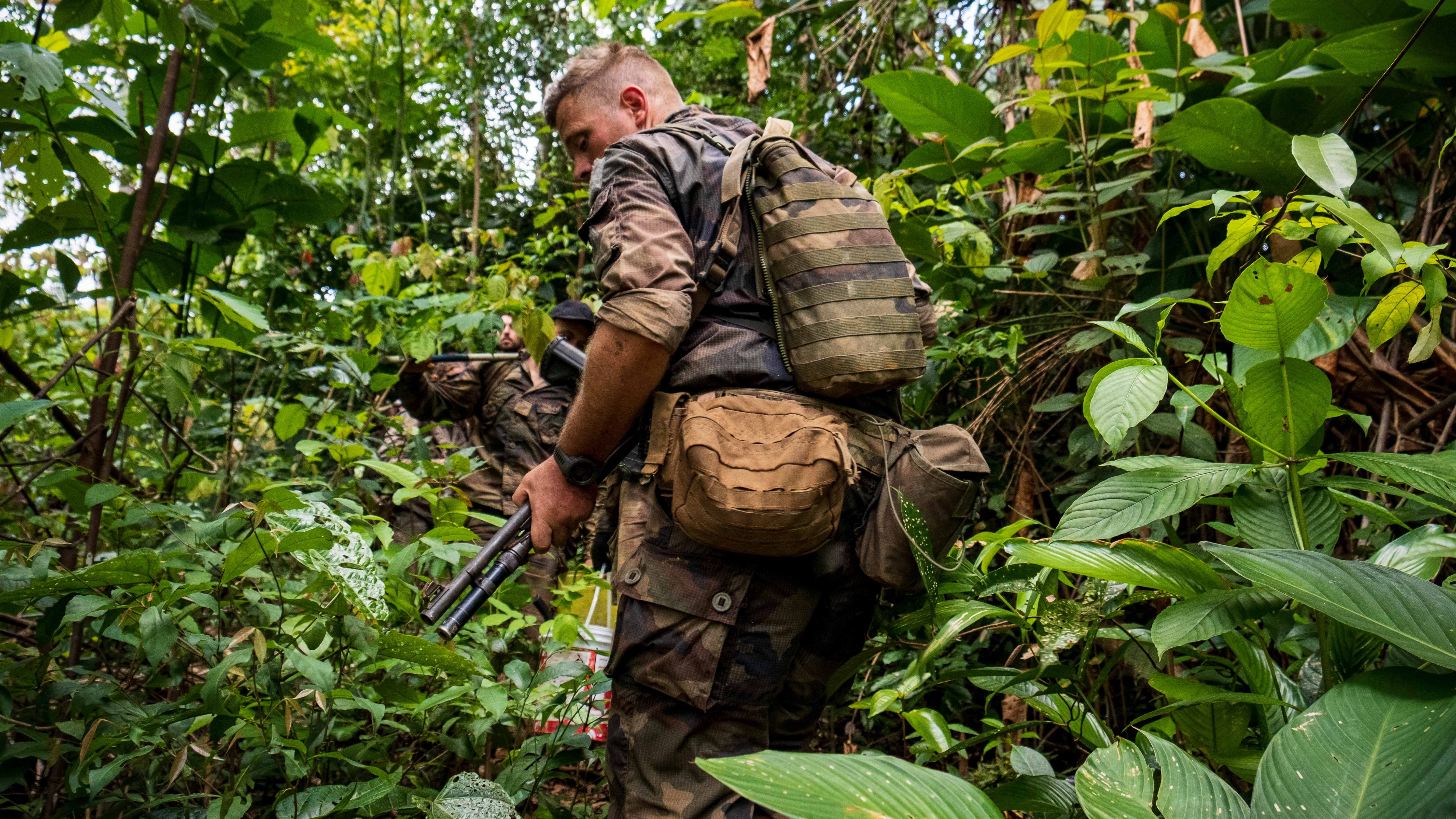 Les militaires français ratissent les abords d'un village appartenant à des orpailleurs illégaux.