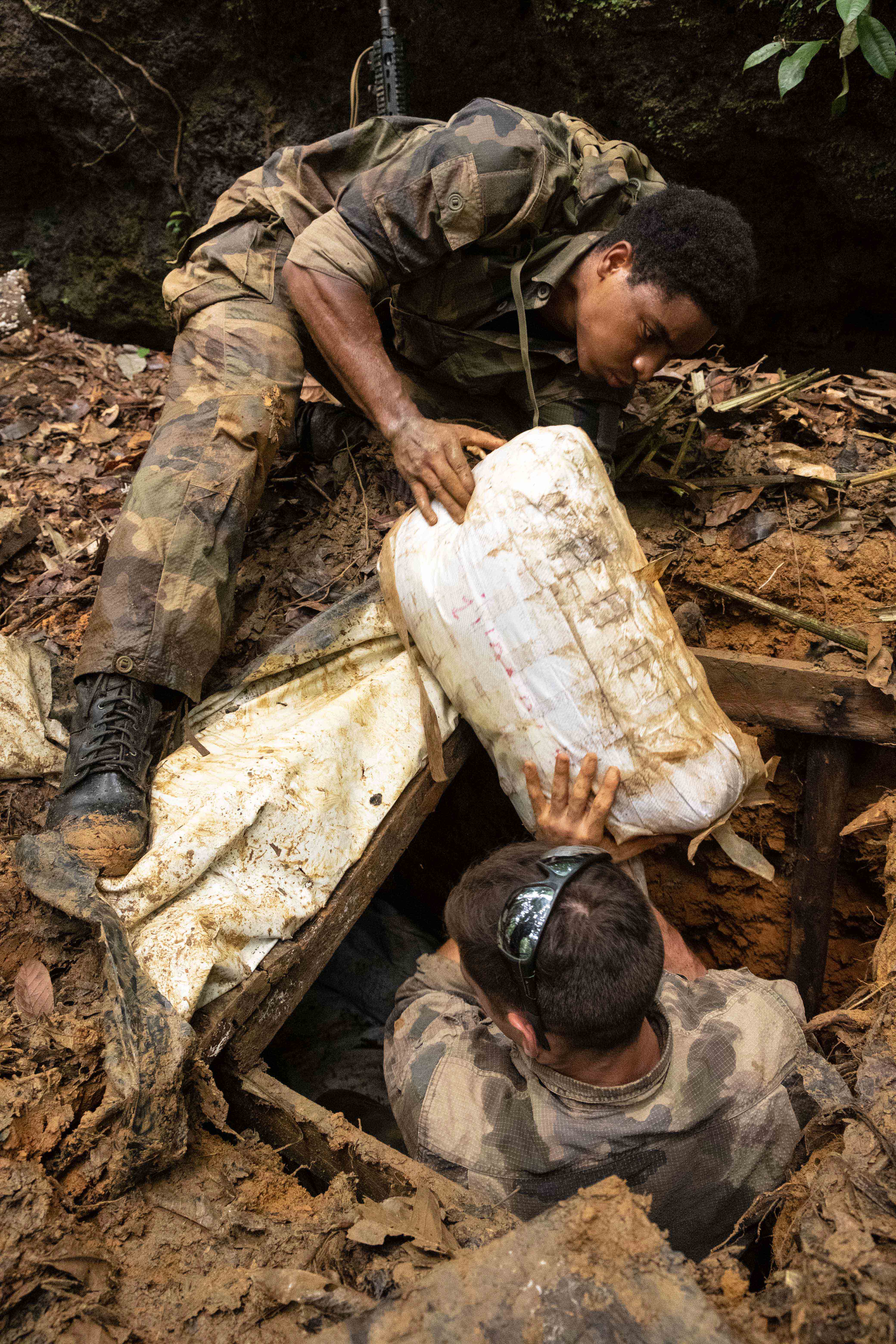 Un groupe de militaires français découvre 300 kg de matériel dans une cache, enterrée au milieu de la forêt.